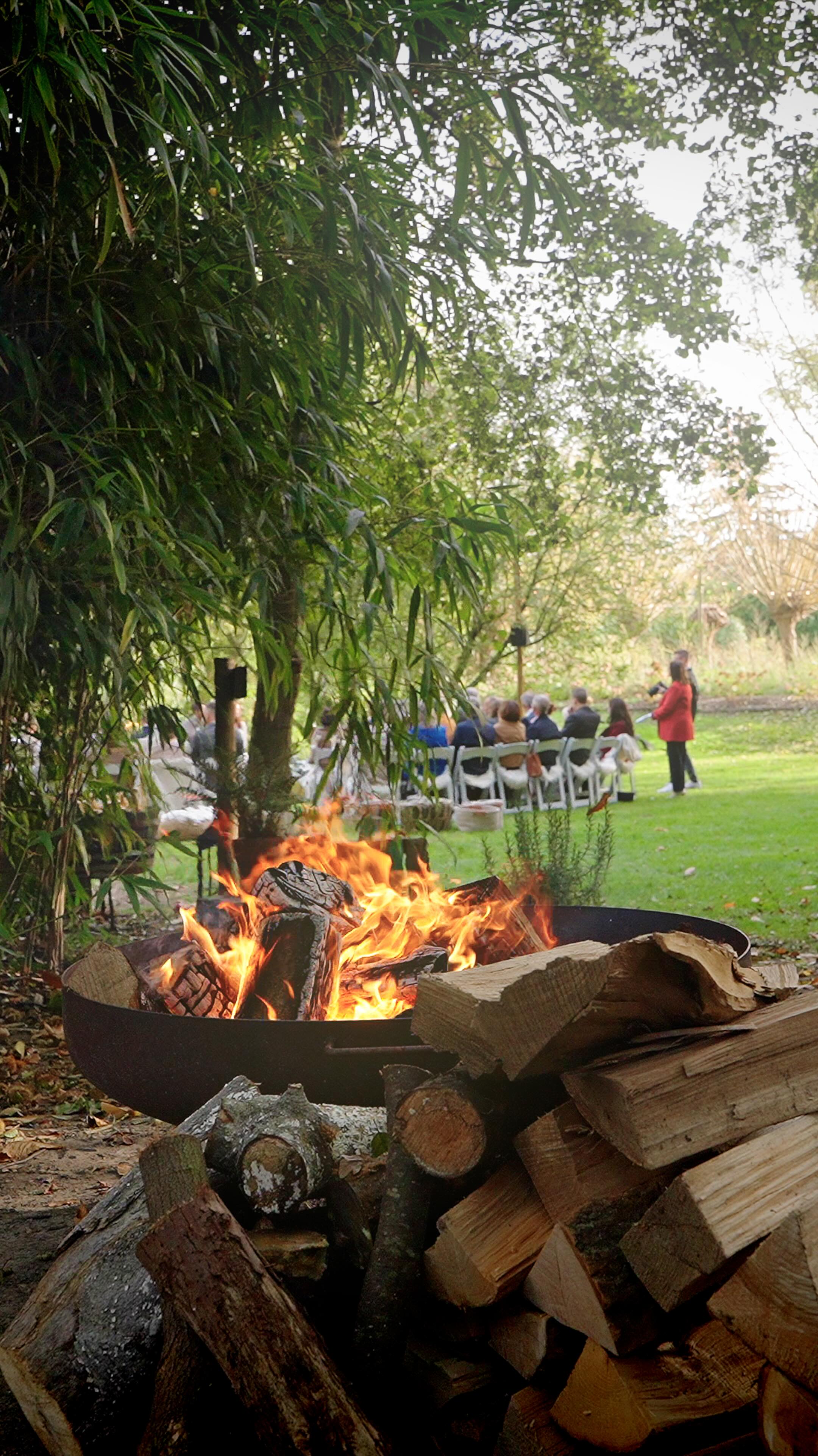 🍂 Herfstlicht, gouden blaadjes en een park vol liefde.
Een ceremonie in het hart van ons park, waar emoties zacht landen en elk detail klopt.
Bij Park Ven creëren we meer dan een moment, we maken herinneringen die je voelt, ruikt en hoort.
Van het knisperen van het vuur tot de zachte stilte net voor het ja-woord.
Droom jij ook van een trouwdag vol warmte, schoonheid en beleving?
📩 Neem contact met ons op en ontdek wat we samen kunnen creëren.