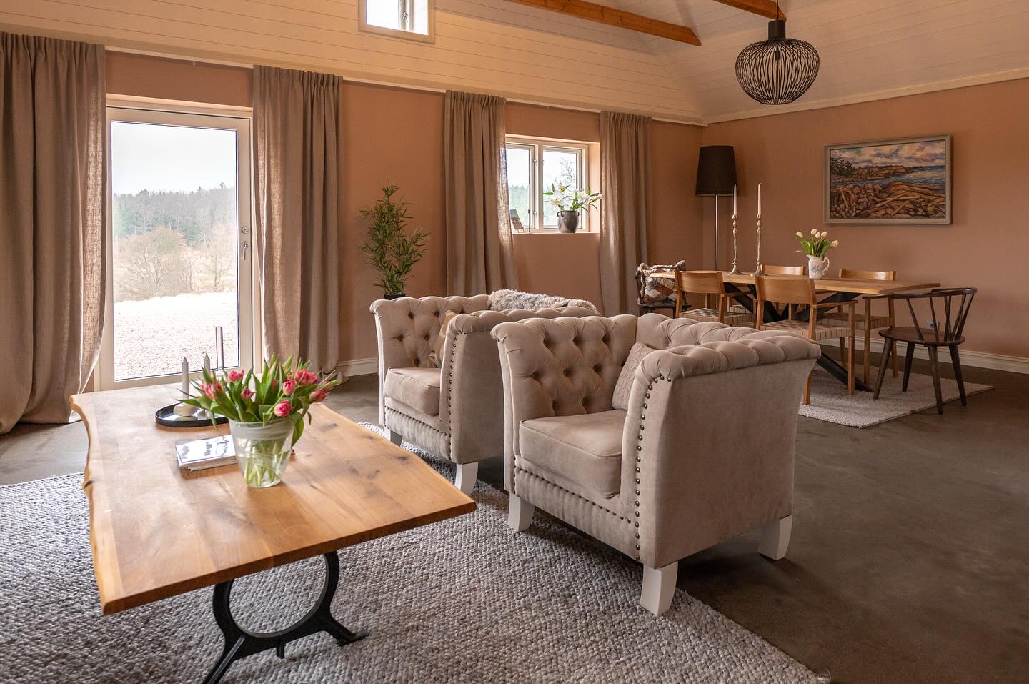 Renovering av Hönshuset!
Visionen var att göra om gårdens gamla hönshus till en lägenhet! Högt i tak, stora öppna sociala ytor och två mindre sovrum en våning upp.
Hönshuset stod klart för något år sedan och det har helt klart blivit en favorit. Bläddra för att se hur det såg ut under resans gång 😊🛠️
#renoveringsprojekt #renoveragamlahus #hönshus #gårdsliv #gårdsrenovering