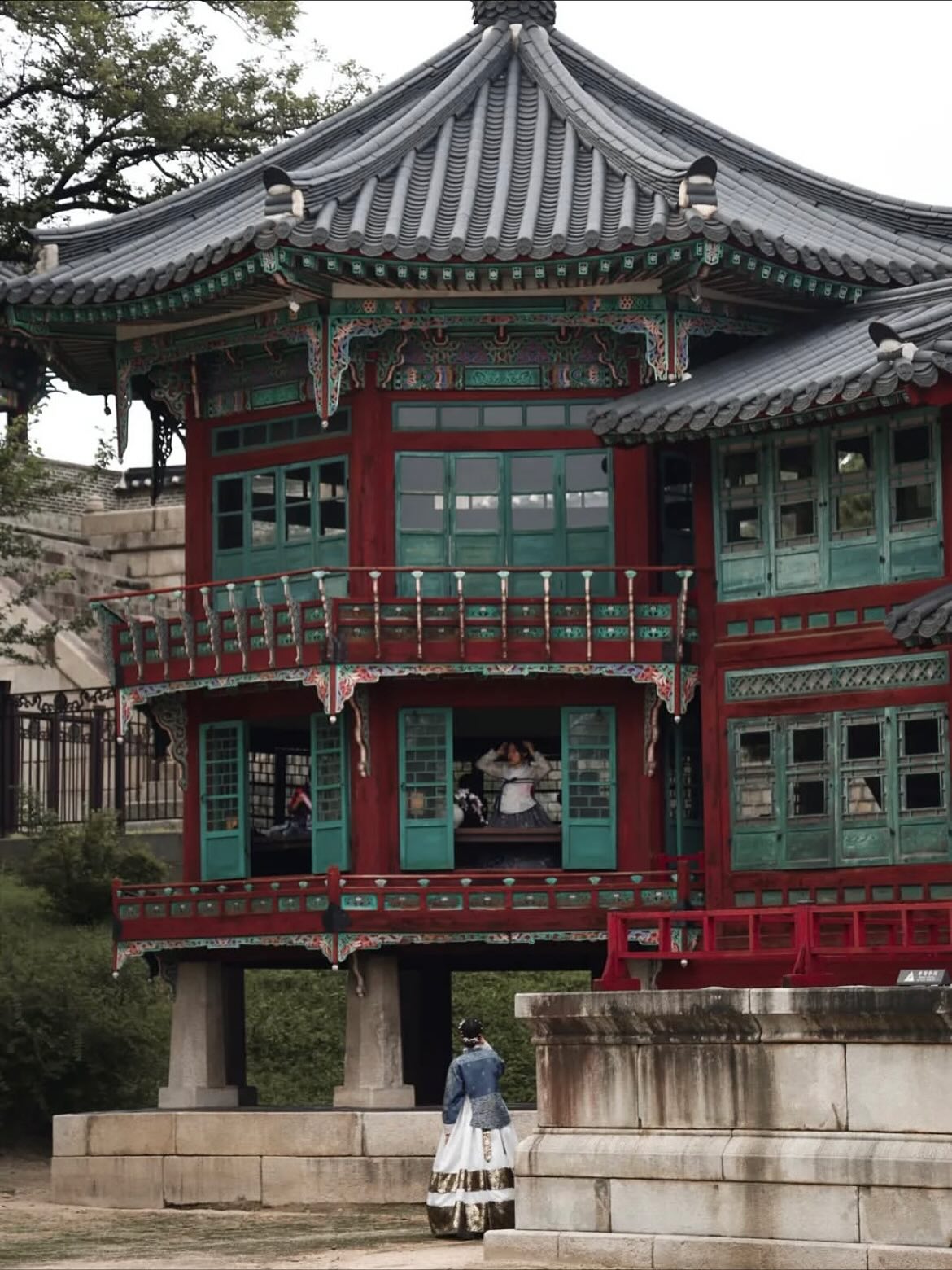 My 10th favorite city in the world - Seoul, South Korea🇰🇷
A city I have already been lucky enough to make three separate visits to & I plan to go back. From the unique and delicious cuisine, beautifully preserved traditional architecture, and some of the rowdiest nightlife in Asia. A true concrete jungle, Seoul is a city that I could spend months in and still only be scratching the surface… Read about why I think you should add it to your itinerary at the link in bio
#seoulkorea #seoultravelguide #seoulfood #koreatravelphoto #koreatravelguide #travelblogs