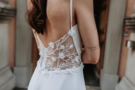 die wunderschöni Melanie im traumhafte Anna Kara Kleid ✨
Genau für so Feedback mache mr Noya 🥹 suechsch au du es bezahlbars Traumkleid? Denn buech gärn dini Aprob!
„Vor fast emne Johr hani be üch das wonderschöne Anna Kara Chleid döffe ussueche ond im Juni ändlech chönne am Hochzit träge. Es esch en absolute Troum gsi ond i hät kes bessers Chleid chönne fende för mech 🥰 Danke för üchi tolli Berotig ond das wonderbare Ahgebot. Ohni üch hätti nie sones tolls Chleid gfonde, wo ou tatsächlech zahlbar esch 😊 „