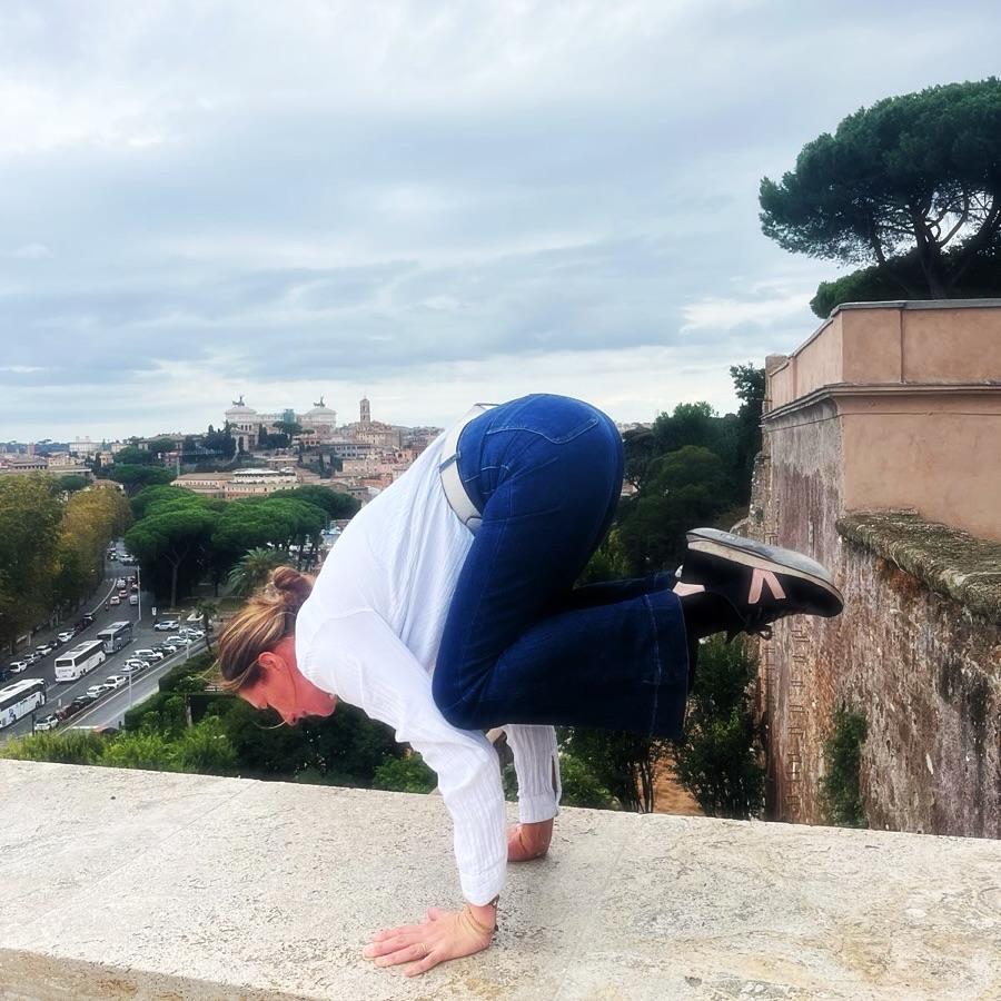 Devant cette vue dégagée, j’ai eu envie de devenir oiseau, de m’envoler, de sentir cette légèreté.
Alors me voici en Bakasana, la posture du corbeau.
Pourquoi les poses de yoga ont-elles des noms d’animaux ?!
Dans le yoga, les noms d’animaux pour les postures ne sont pas anodins — ils traduisent une philosophie profonde d’unité avec le vivant et d’imitation consciente de la nature.
Les sages de l’Inde ancienne observaient les animaux et percevaient que chaque espèce exprimait naturellement des qualités de présence, d’équilibre, de force ou de détente.
Pratiquer ces postures permettait d’intégrer ces qualités dans le corps et dans l’esprit.
En imitant un animal, on entre dans son rythme, on apprend de sa sagesse instinctive.
Prendre la forme d’un animal, d’un arbre ou d’une montagne, c’est aussi un acte d’humilité, une manière de dissoudre l’ego pour se reconnecter à la grande chaîne du vivant.
Dans le yoga, l’homme n’est pas au-dessus de la nature : il est un de ses reflets.
Les noms imagés rendent les postures vivantes, sensorielles et intuitives.
Ils nous invitent à ressentir et “être “plutôt qu’à “faire” la posture.
Aujourd’hui, le corbeau m’a soufflé ce message :
L’équilibre vient du centre, la légèreté naît de la confiance. 🖤
.
.
.
#sagesse #archetype #resonance #energie #bakasana #corbeau #asana #patanjali #yogawisdom #mindfulness