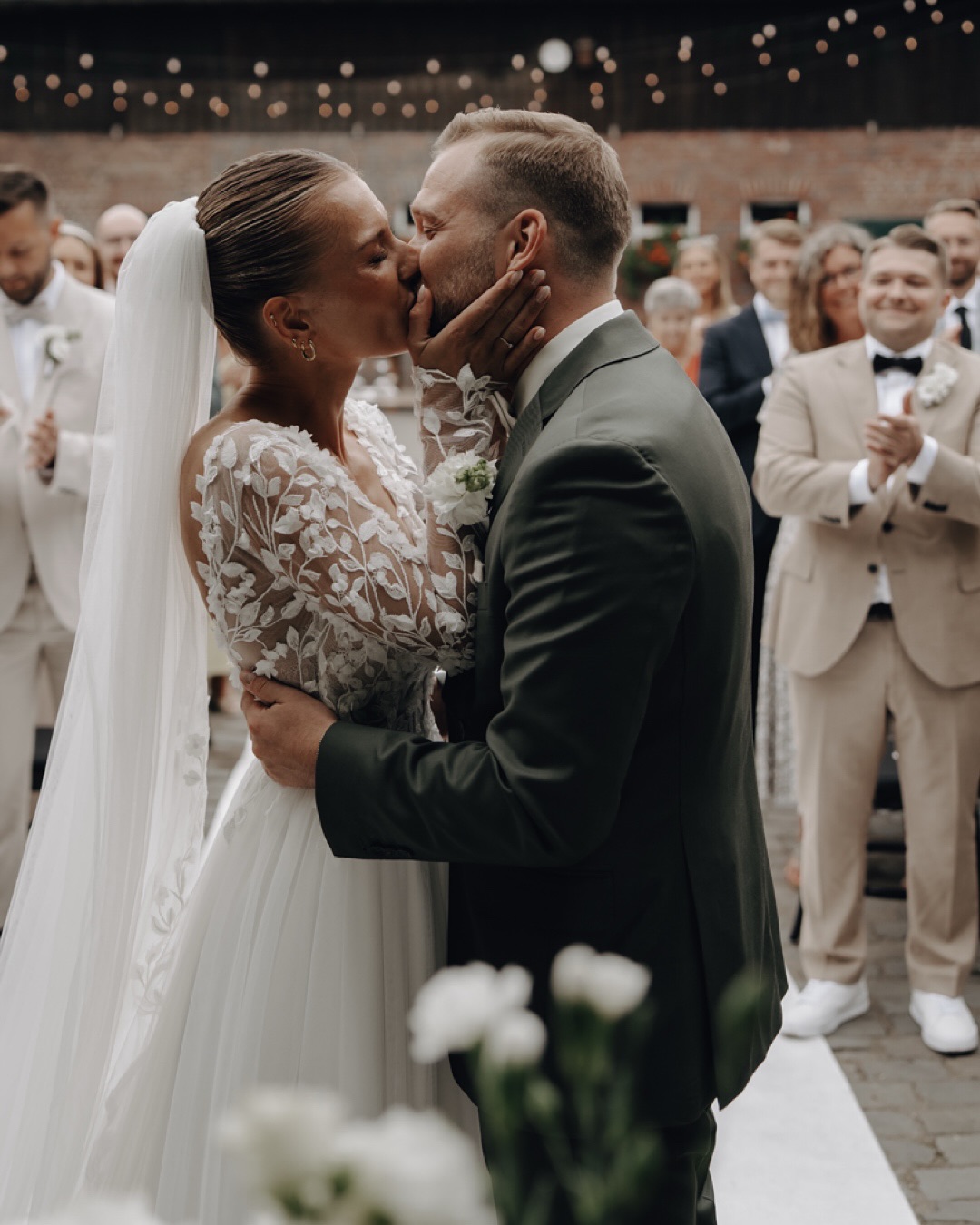 Pure Emotionen
Ich durfte einen Tag begleiten, der wirklich alles in sich trug! Emotionen, Freudentränen, Lachen, Liebe … einfach echtes Leben.
Mitten auf einem deutschen Bauernhof …. Es fühlte sich an wie ein kleiner Kurzurlaub in der Toskana🍷…. haben sich diese besonderen zwei Menschen, die gemeinsam so viel erlebt haben und deren Liebe heute stärker strahlt denn je, das JA-Wort gegeben.
Festgehalten wurde dies in den traumhaften Fotos von @jules.weddings. Seht selbst, wie schön Liebe und vor allen Dingen ein glückliches Zusammensein aussehen kann.
#hochzeit #bauernhof #wedding #weddingstories #verlobt
Team:
Foto: @jules.weddings
Video: @nilshoffmeister
Planer: @levin.wedding
Rederin und Sängerin: @yourdaymyvoice
Deko: @leihdirliebe
Möbel: @nimmplatz
Schirme und Fächer: @thefeatherette
Blumen: @thebloomingbliss
Torte: @wieck_torten.tartes.teegebaeck
DJ: @bolleofficial
Styling: @bymichelle.beauty
Kleid: @brautbluete