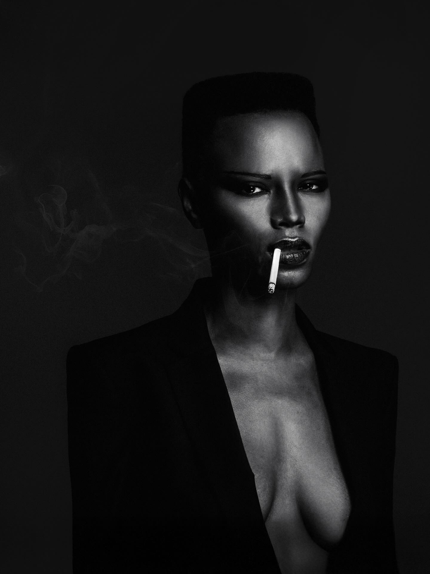 « Je ne serai pas une femme ordinaire, car c’est mon droit d’être extraordinaire si je le peux. » – Grace Jones
Une interprétation de l’icône Grace Jones, capturée par Étienne Clotis pour la série ICONIC.
📸 @etienneclotis
#GraceJones #Iconic #EtienneClotis #PortraitArtistique #StudioClotis