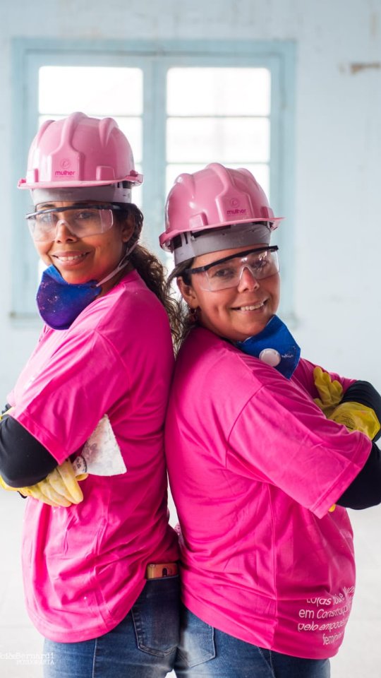 Vamos com um #tbt que emociona?
Com as lindas canções:
"Para Todas as Mulheres" de @mariananolasco e "Eye Candy" de Sally In The Moon.
No nosso evento do Selo Rosa deste ano, nossas vozes lembraram algo simples e revolucionário: mulheres podem estar onde quiserem, inclusive onde antes diziam que “não era lugar pra elas”.
Entre depoimentos, olhos marejados e sonhos reabertos, ouvimos histórias de quem saiu da falta de perspectiva para conquistar um crachá, um capacete. um novo horizonte.
Quando uma porta se abre, não é só uma mulher que entra. É uma cultura inteira que começa a se transformar por dentro.
Hoje, elas estudam o que nunca imaginaram estudar. São técnicas, profissionais disputadas, referência, mudam elas mesmas, suas casas.
Que seus sonhos se cumpram.
Que mais empresas abram portas.
Que mais mulheres encontrem lugar, voz e futuro.
Porque o mundo muda quando uma mulher veste seu capacete e diz: estou aqui, e é aqui que eu quero estar.
#MulherEmConstrução #SeloRosa #TBT #EquidadeDeGênero #ConstruçãoCivil #TransformaçãoSocial #Empregabilidade #ImpactoColetivo