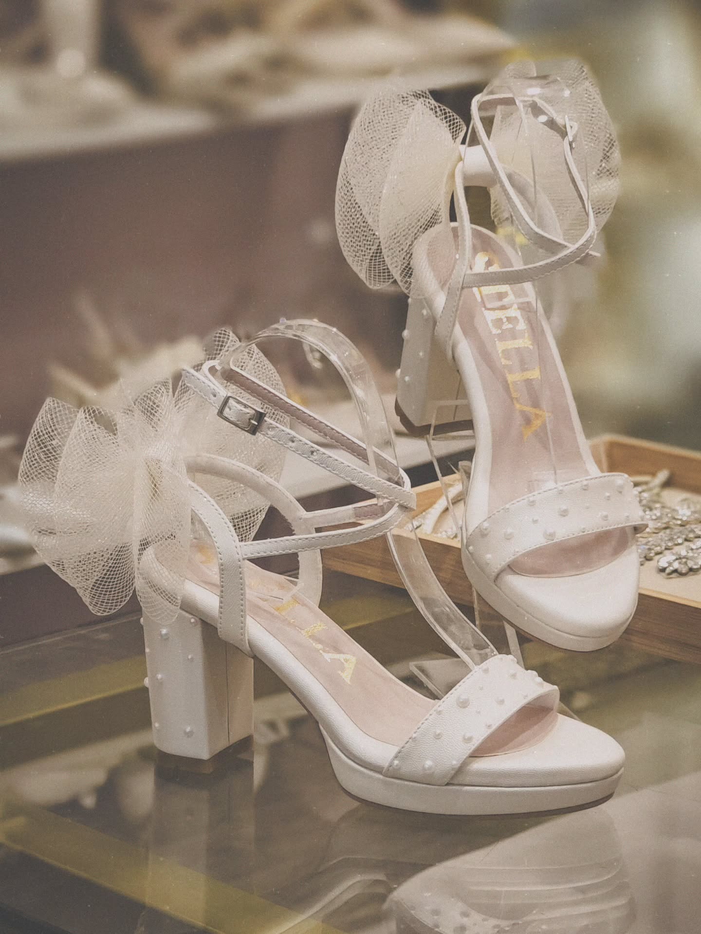👰🏻♀️✨ Cada detalle cuenta cuando se trata del gran día.
En Stella Shoes diseñamos el calzado de novia perfecto: elegante, cómodo y hecho a mano con amor 🤍
Nuestros modelos sobre diseño y de entrega inmediata están pensados para que camines, bailes y vivas tu boda con total comodidad.
💬 Cuéntanos, ¿cuál de estos estilos sería tu zapato ideal para el gran día?
#StellaShoes #ZapatosDeNovia #BrideToBe #BodaEnMéxico #NoviasReales #HechoAMano #ConfortYEstilo