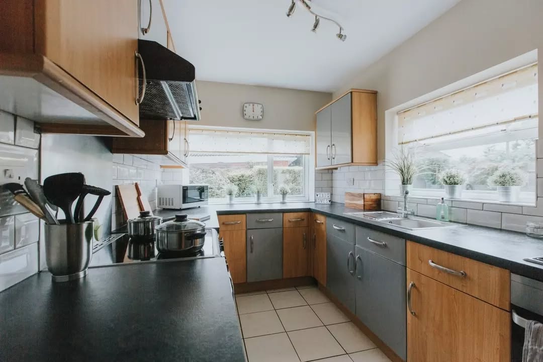 A L L B I L L S I N C L U D E D
We take care of everything: utility bills, council tax, broadband, TV licence, cleaning, maintenance and the gardening