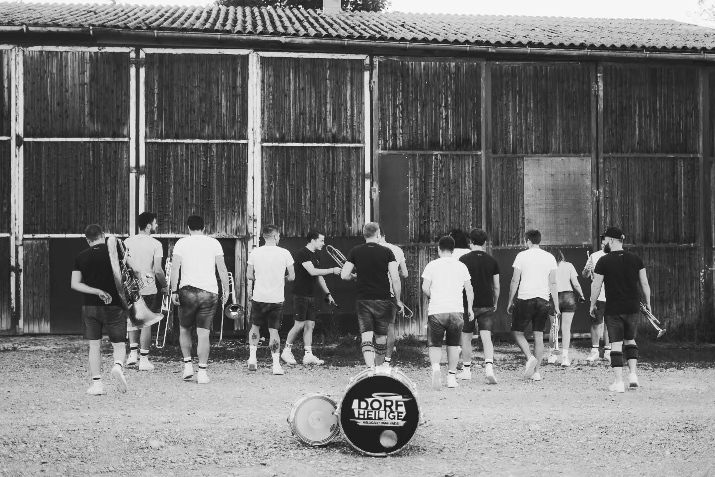 +++ FINAL SEASON COMING +++
Richtig gelesen 😢 nach über 10 Jahren Eskalationen, Halligalli, Humpahumpa und unvergesslichen Momenten voller Musik beenden wir nach der Saison 2026 unser musikalisches Kapitel "Dorfheilige".
Aber wie bei einem guten Feuerwerk kommt der größte Knall zum Schluss 🧨💥 wir freuen uns alle umso mehr auf die letzte Saison, um gemeinsam auf der Bühne zu stehen und mit euch abzufeiern 🎉 Drum checkt regelmäßig unsere Website, speichert euch Termine ein, verschiebt Geburtstage und seid dabei! Wir wollen keinen von euch missen 💕
Habt einen schönen Herbst und stay tuned - eure Dorfheiligen 💛
📸 @steffifotografie
#servushabedere #goodbyemylove #finalseason