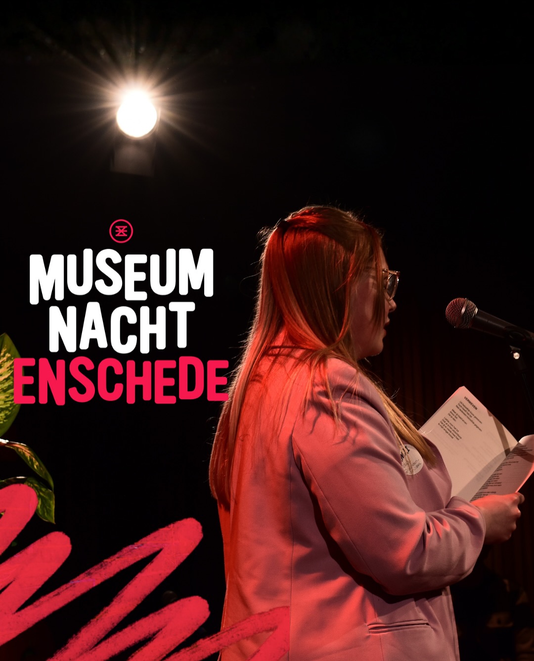 In het donker zie je niet alleen meer, je hoort ook meer.
Op 8 november gaan we tijdens de @museumnacht.enschede053 samen met @dichtersinenschede en @hetwoordisnu voorbij de strijd, verder naar vrede in @het_paradijs 💜
Het publiek kan een mix van dichters, rappers, singer/songwriters en spokenword artiesten verwachten om in paradijselijke sferen te worden gebracht. Kom genieten van allerlei soorten woordkunst in deze prachtige hemelse tuin. 🌴
Zelf draag ik een collectie aan gedichten voor over strijd en vrede, gebaseerd op de fases van rouw. 🥀
Zie ik jullie daar? 🌌
Mogelijk gemaakt dankzij de SLME. ❤️
