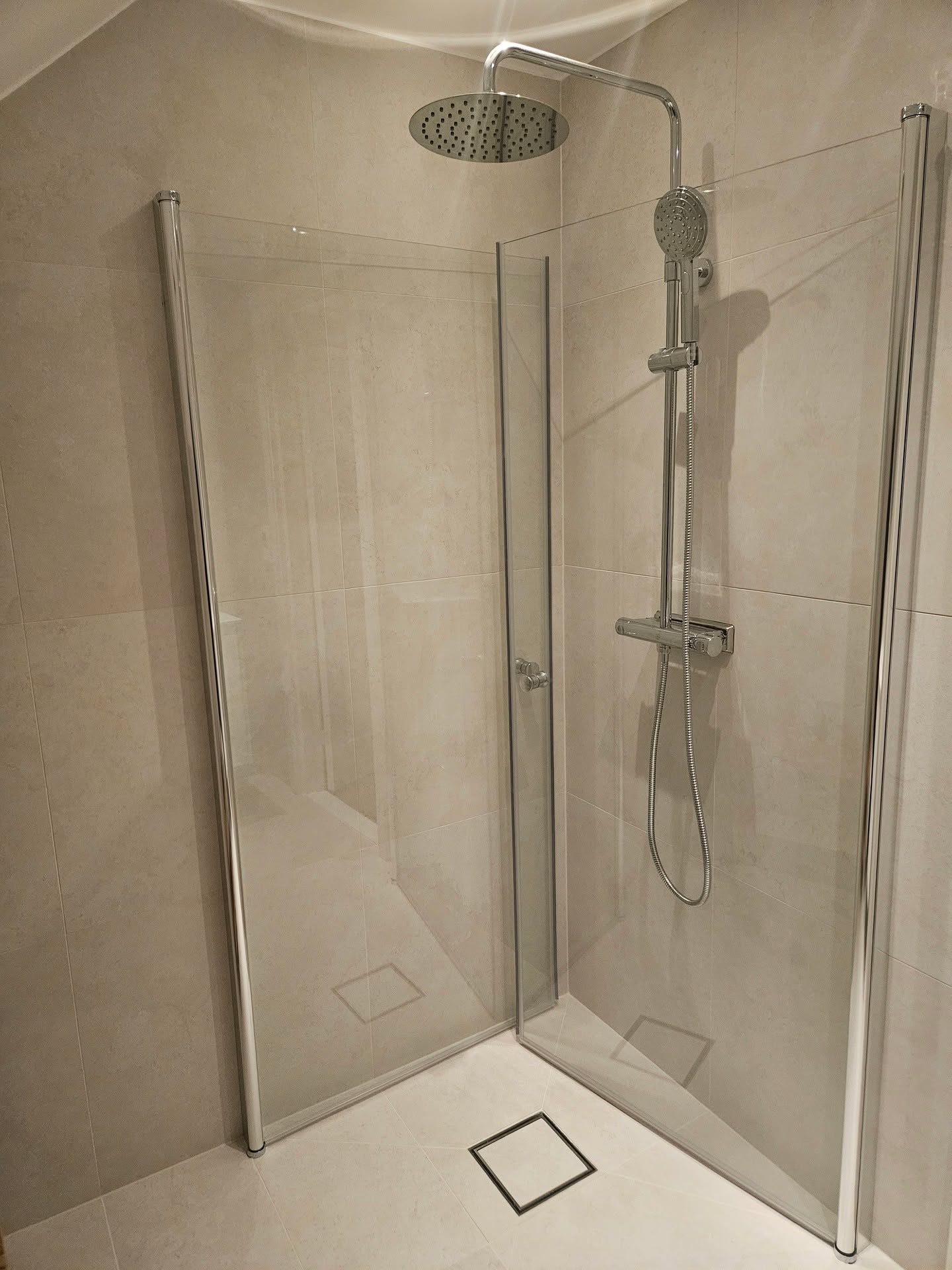 Badrumsrenovering i Tygelsjö -
Ett smakfullt badrum med klinker och inredning från Konradsson Kakel – stilrent och modernt.
Vi på Öresunds Byggentreprenad önskar alla våra följare en riktigt trevlig helg!
www.oresundsbyggentreprenad.se
#bygg #renovering #malmö #badrumsrenovering #lund #trelleborg #höllviken #köksrenovering #byggahus