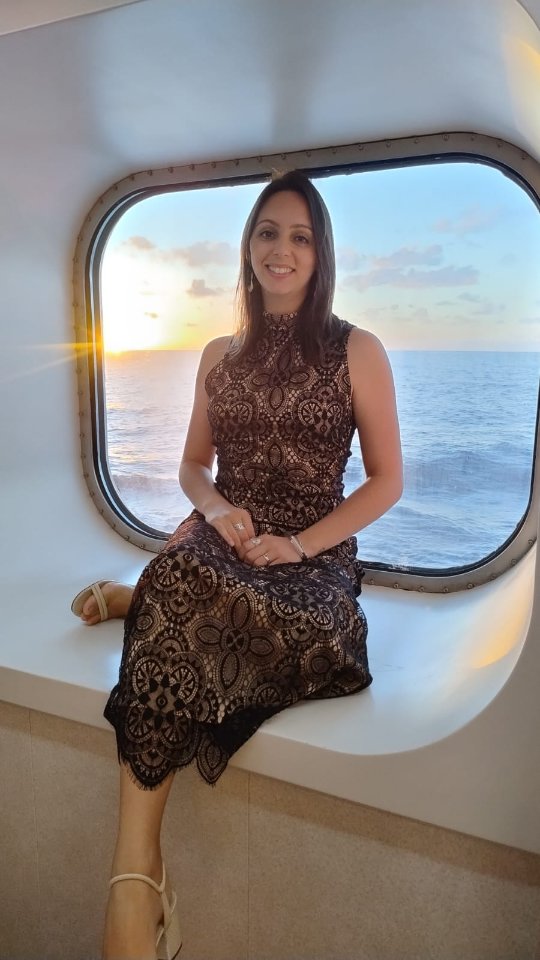 Belas palavras do poeta Guillaume Apollinaire… inclusive, me deixaram reflexiva!
Afinal, os pássaros não pensam para voar: eles voam. Confiar no instinto é parte da natureza deles.
Já nós, pensamos, planejamos, antecipamos o sofrimento do que pode dar errado... Gastando mais energia imaginando a queda do que preparando o voo 😐
Mas e se voar fosse menos sobre racionalizar e mais sobre confiar? Saber equilibrar esses 2 pontos é essencial!
Confiar no processo. Pensar no que você já aprendeu até aqui. E confiar no que ainda vai aprender... e se, no fim, você não aprender nada desse voo, pelo menos já terá entendido que aquele caminho você não precisa repetir.
--
Beatriz Job 🌻
Psicóloga – CRP 06/139342
www.beatrizjob.com