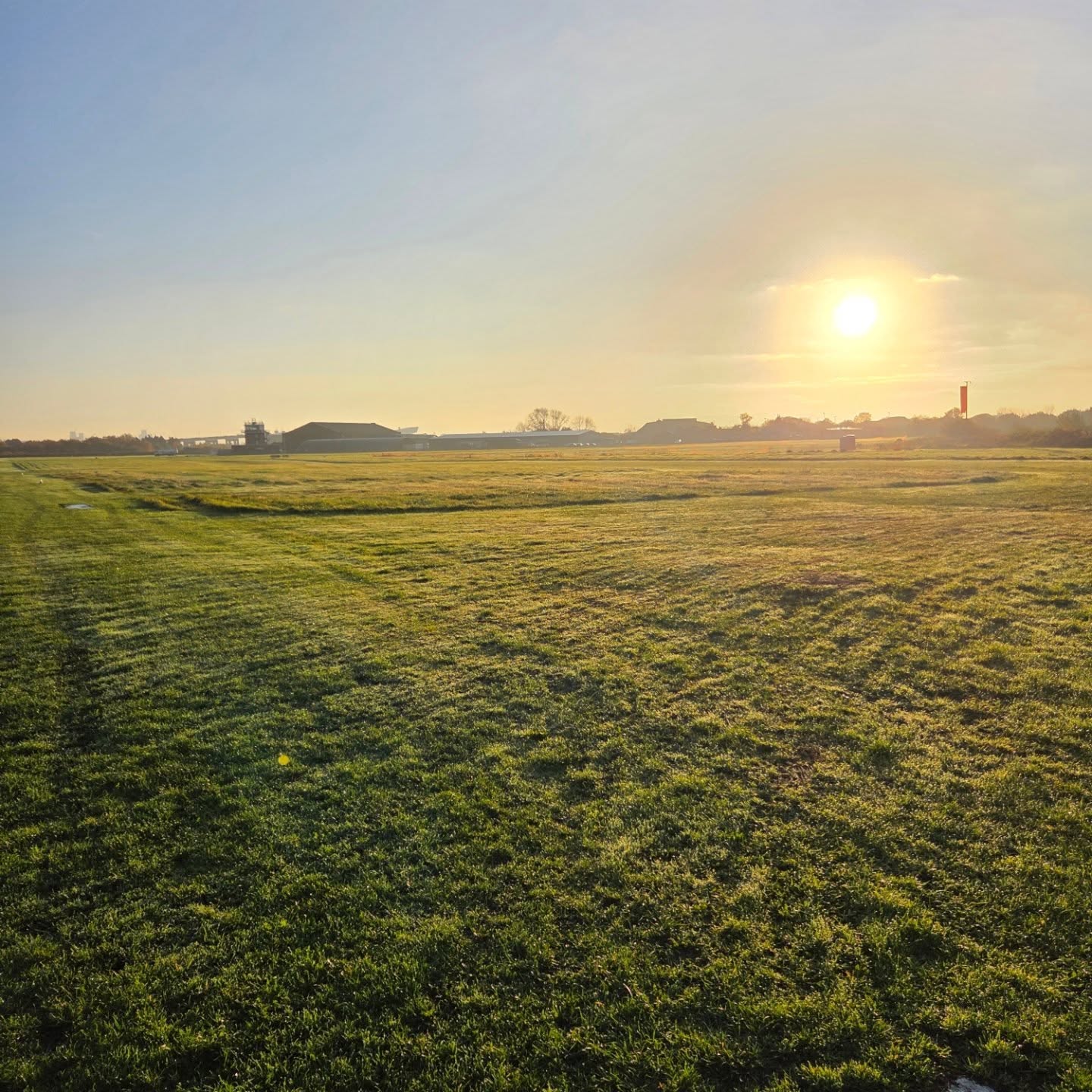 What another beaut of a morning today, before the cloud rolled in. A busy two days for the team with 340 aircraft movements. 👍
#generalaviationlovers #generalaviation #bartonaerodrome #ukga #ukgeneralaviation #flyer #sunrise #grassrunways #manchesterbartonaerodrome #manchester #runwayinspection