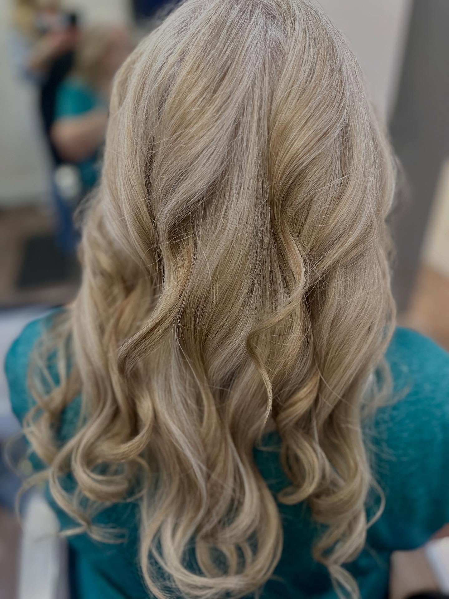 Stacia does ‘next level’ grey blending! This is beautiful! #pomsalon #pomsalonfamily #stacialoveshair