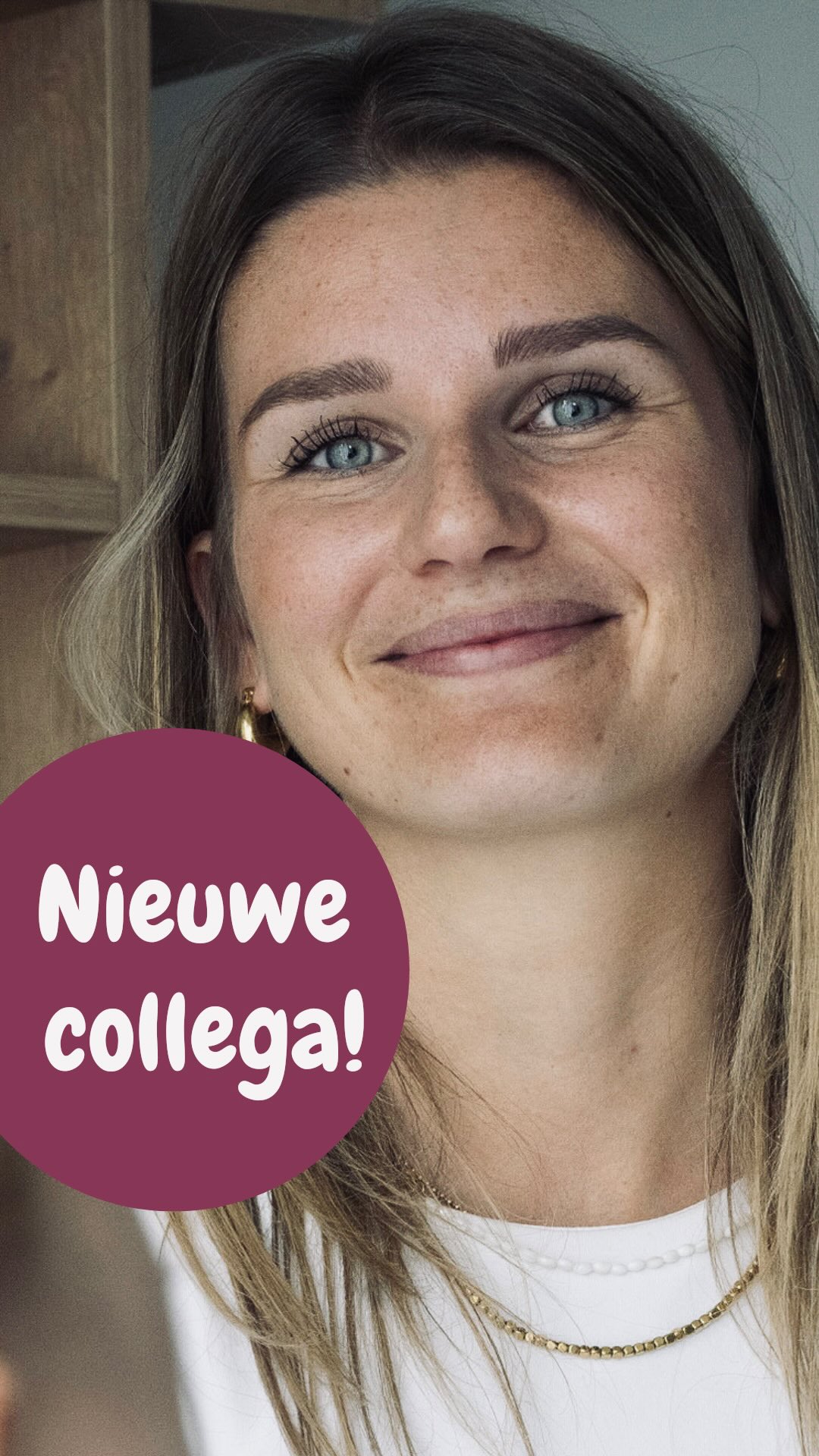 🔥Bureau van slaap breidt uit!
De slaap van jouw kindje heeft vanzelfsprekend invloed op hoe goed je als ouder zelf slaapt. En de slaap van jou heeft ook weer invloed op hoe jij je als ouder voelt.
Niet zo gek dus dat, zeker bij langere periodes van slecht slapen, je je als ouder bijvoorbeeld neerslachtig, geïrriteerd, somber, schuldig of onzeker gaat voelen. Dan kan een luisterend oor, of wat praktische handvatten, heel fijn zijn! 💤
💕 Eline is orthopedagoog & EMDR- therapeut. Zij heeft door haar jarenlange ervaring in de GGZ, ervaring opgedaan met verschillende mentale klachten. Mede door haar eigen ervaring met een pittige tijd na de geboorte van haar zoontje, begon zij zich te verdiepen in mentale klachten rondom het ouderschap.
Want tijdens slaapconsulten bieden wij als slaapdeskundigen met alle liefde ook dat luisterend oor en stellen we gerust, geven bevestiging en ‘slaan’ die arm om je heen.
Maar ook regelmatig zien wij tijdens trajecten dat sommige ouders nét dat extra stukje ( mentale) begeleiding nodig hebben. En hoe graag wij ook op dat vlak willen helpen; Wendy, Patricia, Anneke en ik zijn geen psychologen of mentale ondersteuners.
Daarom ben ik heel trots en blij met Eline als aanvulling op ons team. Eline kan jou helpen met mentale ondersteuning. Aanvullend op een slaapconsult, maar ook gewoon in een los consult @bureauvanslaap .
✨Wil je graag eens sparren of Eline jou kan helpen bij jouw vraagstukken? Vraag gerust een gratis kennismaking aan via ons contactformulier. Of boek meteen een consult.
Liefs, ❤️Marijke & team