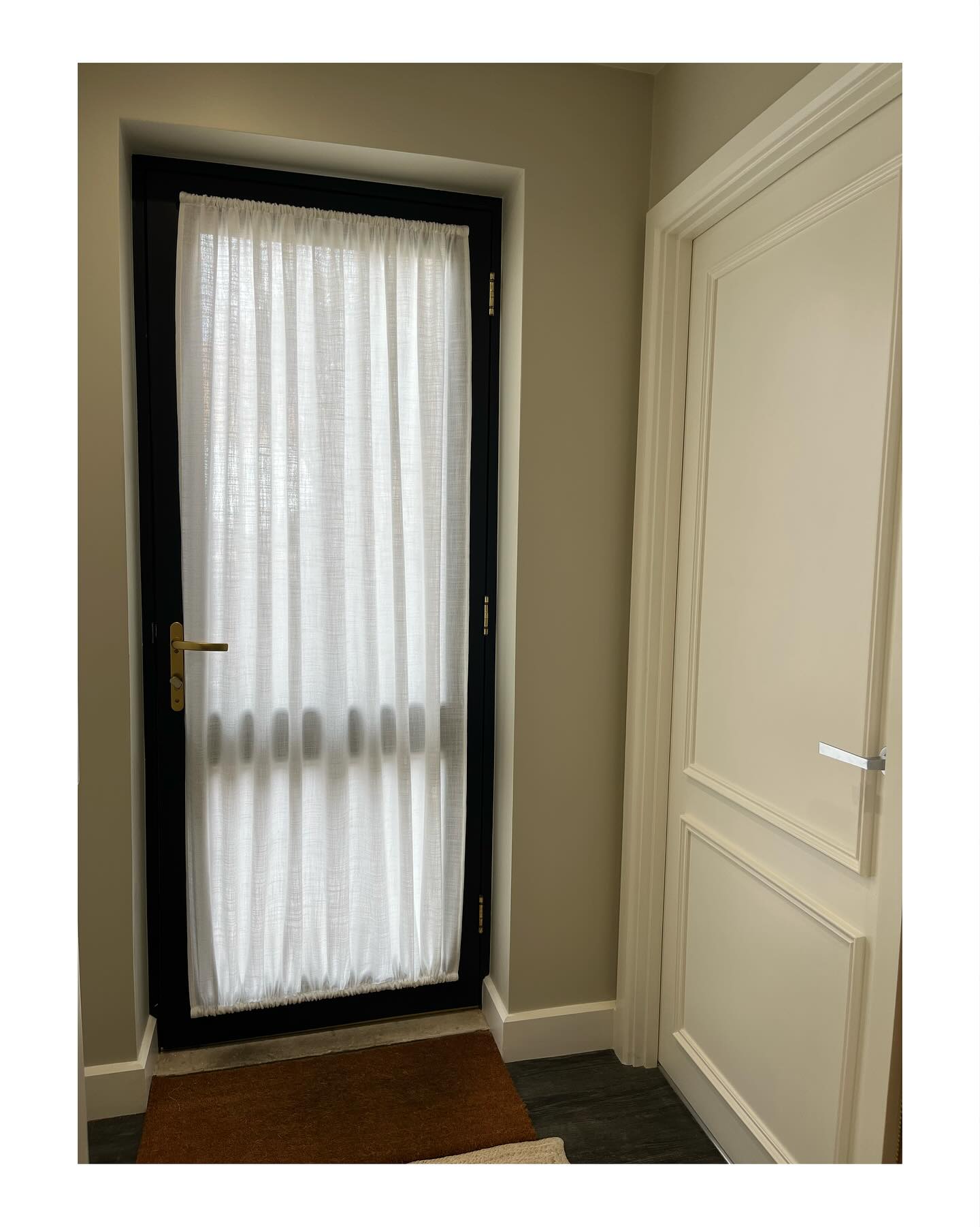 This may have been a small project but it had a big impact on my client’s day to day life. Her front door was making her feel too exposed as she moved about her home but she enjoyed the light it let in.
We went for a loose weave from @warwickfabricsuk which still allows diffused light into the hallway but gives that privacy required mounted on cafe rods from @cameron_fuller_limited top and bottom.
#doorcurtain #bespoke #madetomeasure #custommade #curtainmaker #curtaindesign #softfurnishings #softfurnishing #windowtreatment #windowtreatments #sheercurtains #diffused #doorcurtains #southlondon #wandsworth #tooting #earlsfield #balham #balhammums #privacycurtains #battersea #northcoteroad #tootingbec #fulham #streatham #tootingnewsie #balhamnewsie #balhamlife #1840 #1840stgeorgesgardens