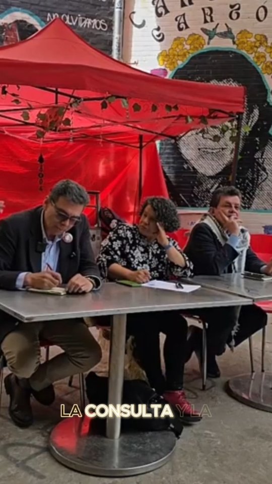 Porque #creemosenUD compartimos la voz de Pablo Emilio Garzón Carreño en su compromiso frente a quien ganara la consulta, en el marco del debate organizado por estudiantes en Macarena A el pasado 29 de octubre. Pablo fue el ganador del voto ponderado de la consulta el 30 de octubre.
Por lo cual hacemos el llamado: ¡quien gana nuestra consulta, es nuestro rector! Somos #creemosenUD.