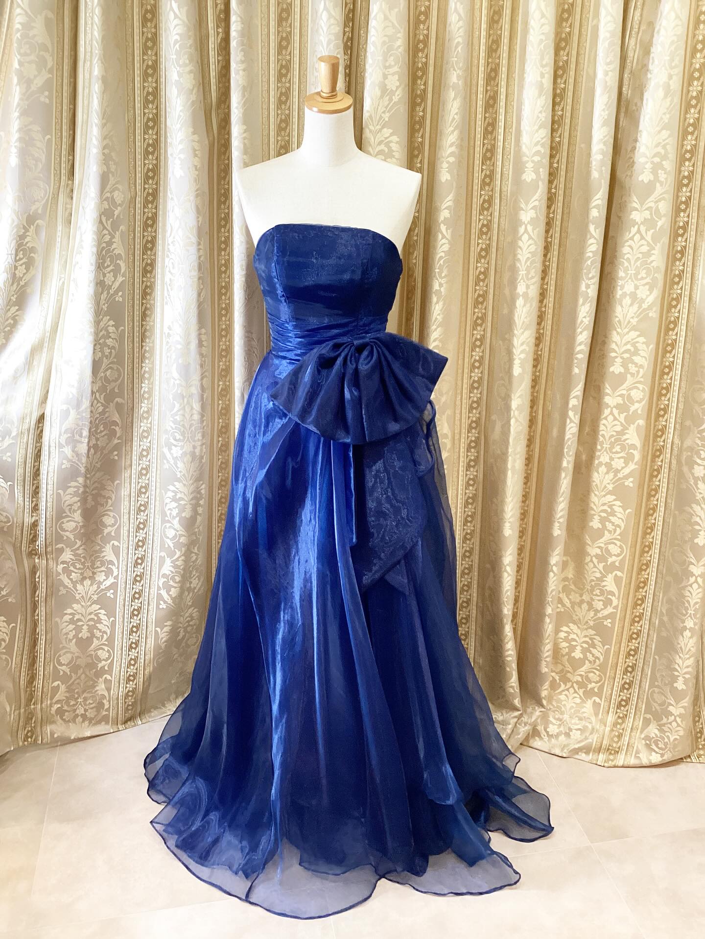 シンプルオーガンジー✨
濃いめのネイビーカラー👗
大きめのリボン🎀が目をひく1点です
キラキラ✨アクセと合わせてみませんか?
5号〜11号 後ろサイズ幅効きます。
背中編み上げ紐、背中ゴムあり仕様
レンタル価格12,000円(+税)
(3泊4日| クリーニング基本プラン込)
1ワイヤーパニエ→無料レンタル
3ワイヤーパニエ→500円+tax
学生証のご提示でレンタルドレス10%off
(学割対象外: キッズ&ジュニアドレス、小物レンタル、販売品)
……………………………………………………
◉当サロンのベースはレンタルドレス営業
となりますため【完全予約制】です。
販売品のご購入やご試着も【事前に来店予約】
が必要となりますので予めご了承下さいませ。
◉とくに【土曜日】は早いうちから
ご予約枠が埋まる事が多くなっております。
ご予約はお日にちに余裕を持って、
早めにご連絡頂きますようお願い申し上げます。
▶︎ご予約
【HPご予約フォーム】が大変便利です(24時間受付)
※ LINEやTELからのご予約も可能ですが、
営業時間内のみの対応となります。
Line→ @dress_etoile
電話 → 06-6210-6764
▶︎ちょっとドレスを見たい
事前にご来店予約が必要です。
他のお客様がご試着中、ご来店中は入店をお断り
させて頂いておりますので、予めご了承くださいませ。
▶︎不定期開催のセールについて
不定期でプライベートセールを開催(予約制)
LINEともだちの方へ優先にご案内した後、
SNSや HPで配信しておりますので、
予めご了承ください。
▶︎レンタルドレスのラインナップ
HPに掲載しておりますが、
新商品は掲載が出来ていないドレスが多数ございます
ラ・エトワール
定休日:水・日(不定期)・祝
営業時間(平日) 11:00~17:00
営業時間(土日) 10:00~16:00
……………………………………………………
#大阪レンタルドレス #レンタルドレス
#オンラインレンタルドレス
#衣装レンタル #ロングドレスレンタル
#ステージドレス #演奏会ドレス
#演奏ドレス #クラシック音楽ドレス
#音大生ドレス #ソロリサイタル
#コンクールドレス #ジュニアドレス
#コーラス衣装
#コンテストドレス #撮影衣装
#撮影衣装レンタル #撮影ドレス
#laetoile #ラエトワール