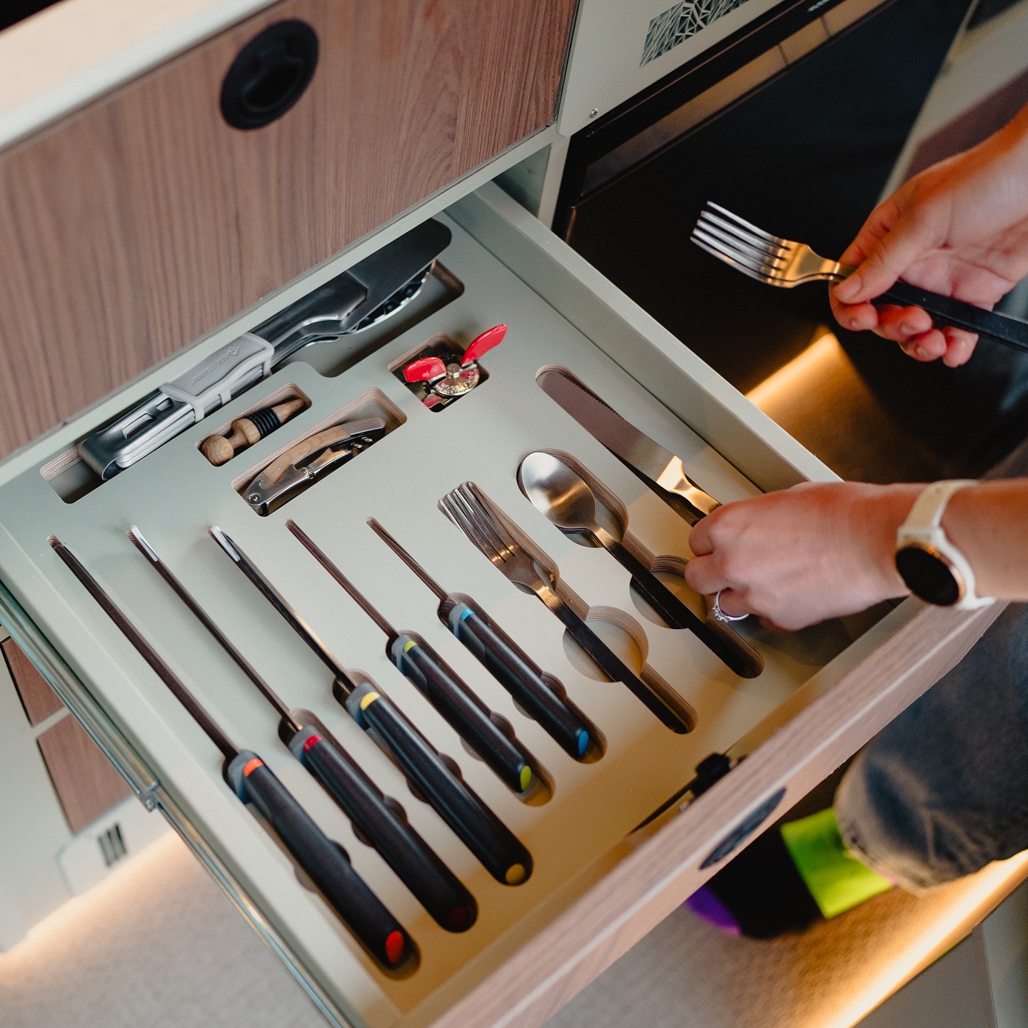 Nothing so satisfying as opening the drawers and seeing this 😍
What do you think, best idea ever or a waste of space?
#onyxvansuk #vanlifeuk #vanlifehacks #vanlifeideas #mantge #advanture #offgrid