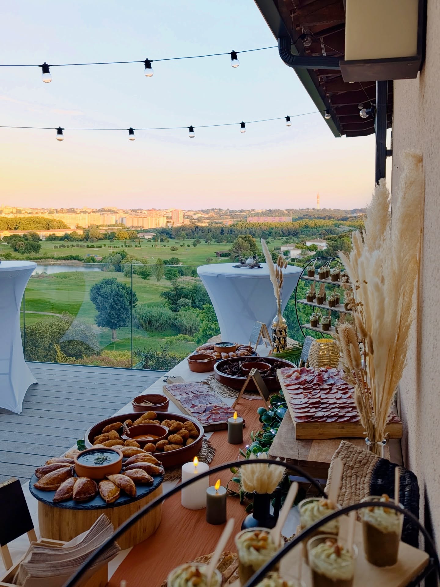 Un buffet qui fait rêver vos invités… ✨
#traiteurherault #traiteurevenementiel #traiteuradomicile #mariage #teamwork #catering #cuisineespagnole #montpellier #montpelliernow #paella #paellalovers #empanadas #croquetasdejamón #jamón #jamoniberico