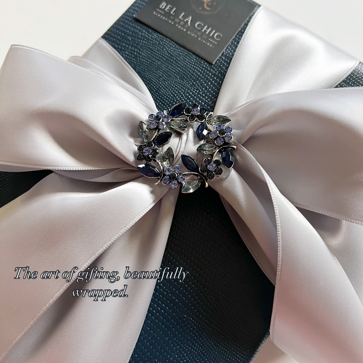 Every gift tells a story — we make sure it’s wrapped in luxury. Whether it’s a brand client or someone special, Bella Chic Enwrapped delivers timeless elegance in every detail. ✨ #LuxuryPresentation #CorporateGifting #bellachicenwrapped_ #bellachicenwrapped_ #bellachicenwrappedgiftservices #professionalgiftwrapper #giftwrappingservice