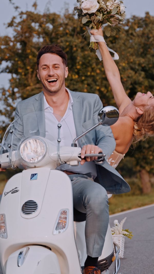 Pojďme se zdejchnout a natočit něco s touhle Vespou.. ok řekli 😎