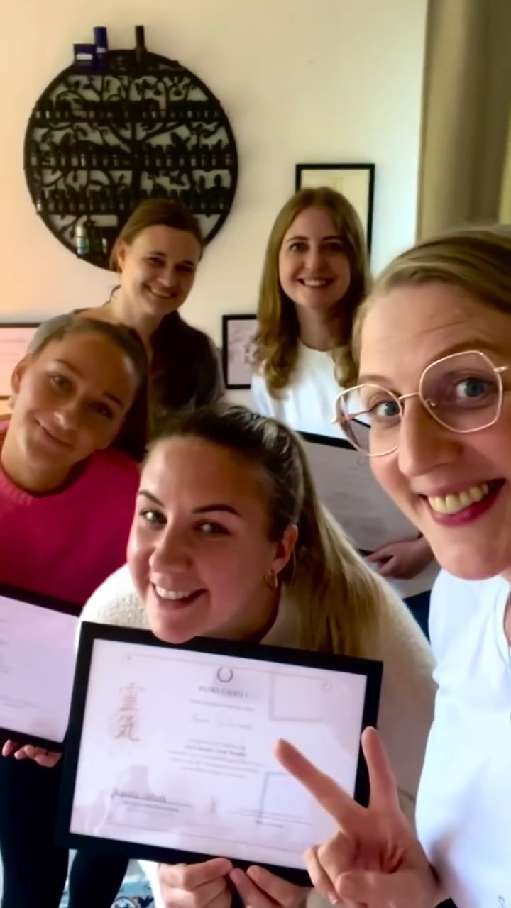 Ich darf Euch noch Impulse aus dem 3. 1. Reiki Grad in diesem Jahr zeigen, aus September.
Es war eine ganz spezielle Tiefe zu finden, Themen, die in alte Muster in unsere weiblichen Essenz liegen.
Mutterschaft, Verluste, und sehr schmerzhafte Erfahrungen wurden hier miteinander geteilt und eine große Heilungssequenz erfahren.
Es war ein spannendes Wochenende und ihr seid so selbstverständlich mit der Reiki Energie umgegangen.
Danke für das intensive Wochenende und Euren Mut Eure tiefsten Themen in der Gruppe zu teilen, um Heilung zu finden und einen Bewusstseinsschritt zu vollziehen ❤️
Ein Geburtstagskind war sogar auch mit dabei, direkt am 1. Tag den Geburtstag mit uns zusammen verbracht. Es gab Girlanden, Kuchen und Kerzen zum auspusten ❤️
Es wurde alles kinesiologisch entstresst, sodass eine intensive Erfahrung möglich wurde und kein Stress auf die Themen des Workbooks, des Reikis oder die, der Gruppe mitgenommen wurden.
Die Nachweihe erfolgte nach 3 Wochen online.
Der nächste Reiki 1 Kurs findet im Januar statt 😏
#reiki #reikimaster #reikihealing #reikiausbildung #reikipractitioner #kinesiologie #pak #selbstheilung #energiearbeit #gesundheit #transformation #veränderung #bewusstsein #oerlinghausen #bielefeld #hallewestfalen #lage #detmold #herford