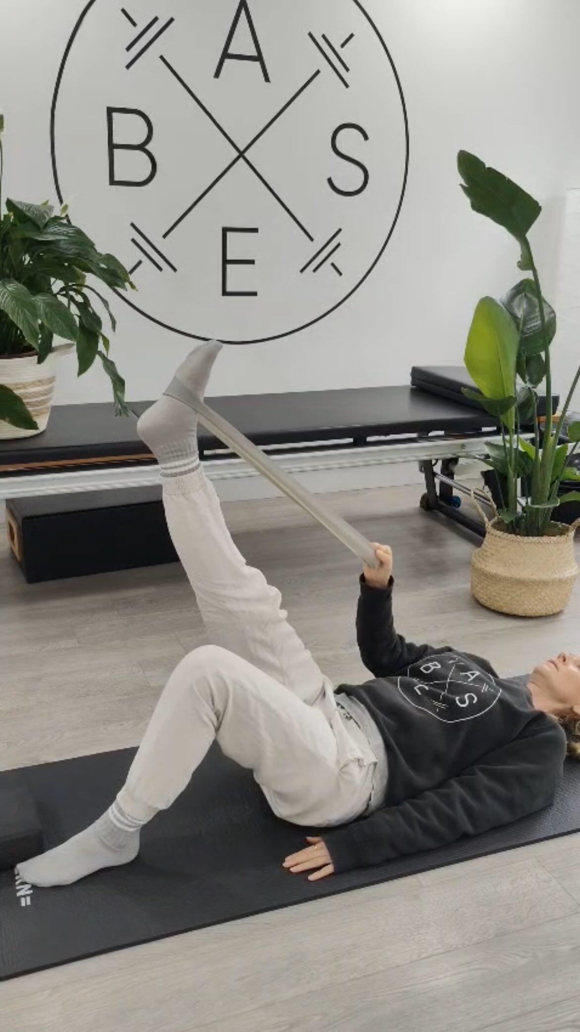 Stretch & Mobility class Wednesday’s at 12
This is your call to give stiff and tight muscles a bit of TLC.
Use your lunch hour to create a bit of extra balance in the body.
40 mins of the good stuff for only £8 (Drop in price)
Head to the timetable to book.
See you tomorrow folks ⭐️
@basespace_pilates @basespace_emma @basespace_amy @totaltherapyltd
#mobilitywork #rehab #stretching #movementismedicine💊 #backpainsolution #hippainrelief #jointpainrelief #pilates #pilatespoole