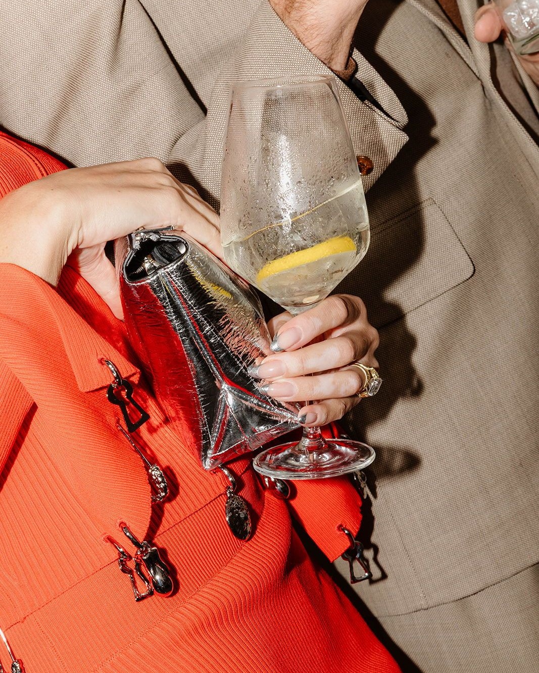 Joy captured in a gesture.
The soft clink of glass, a quiet laugh — the kind of moment that reminds us how beauty lives in simplicity.
Celebrate with intention — discover more at @gaeadesignevents.
Planning, concept, design, stationery & florals: @gaeadesignevents
Venue: @sixsenses @sixsensescransmontana
Rentals: @hussenzauber
Photography: @kuenzli.photography
Videography: @kuenzli.photography
make-up artist: @sinemyavsaner
musicians (wedding day): @feelgoodinc.ch
musicians (ceremony): @lemancellos
light & tech: @sparkevents_ch
#weddinggown #bridalgown #bridaldress #weddingfashion #mariage #weddinginspo
