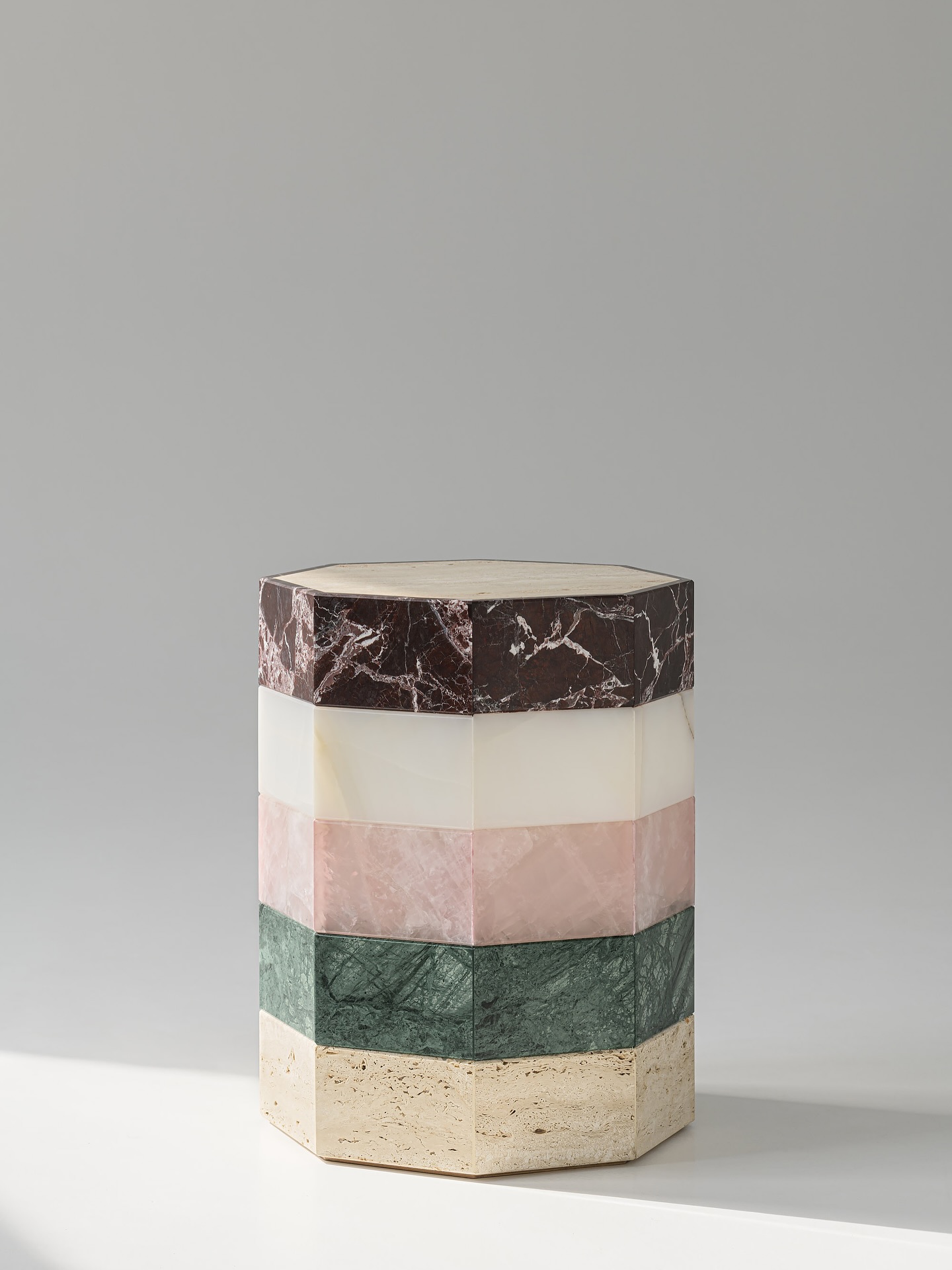 G I S O U • entre sculpture et fonction.
Imaginée comme une pièce à composer, elle se décline à l’infini : marbres, travertins, onyx, hauteurs, proportions… tout s’adapte à vos projets, vos envies, vos intérieurs.
Elle s’exporte aux quatre coins du monde et trouve naturellement sa place, en complément de coffee table, en table d’appoint ou de chevet.
Nous, on l’adore. ♡
#StudioGaia #CollectibleDesign #MarbleFurniture #DesignParis #BespokeProject