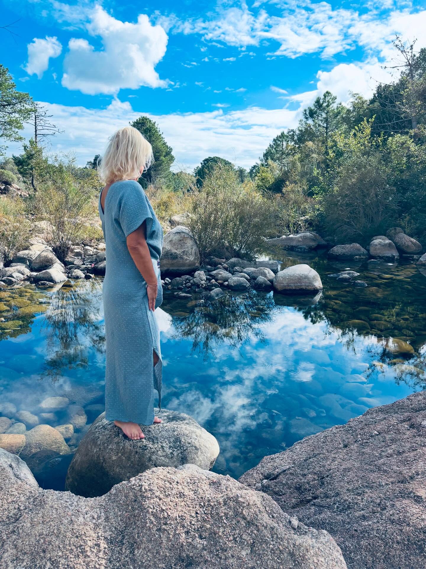 Un peu de moi 🥰…
Amoureuse de la nature, de la mer et de la Corse que je connais depuis toute petite, j ai choisi il y a six ans de changer de vie. J’ ai quitté une grande compagnie aérienne pour retrouver la liberté, la simplicité et le temps d’ aimer les autres
J ai choisi l’ auto entreprenariat pour être mon propre patron …
C est motivant de construire quelque chose à son image, à son rythme et avec le sourire . 😀
Cela me permet de prendre mes propres décisions et développer un projet qui me ressemble.
Travailler à mon rythme, faire ce que j’ aime et voir mes idées prendre vie, c est tout ce que je voulais
Quitter la stabilité pour vivre pleinement, simplement, et en accord avec mon cœur, ça n’ a pas de prix 🌿❤️