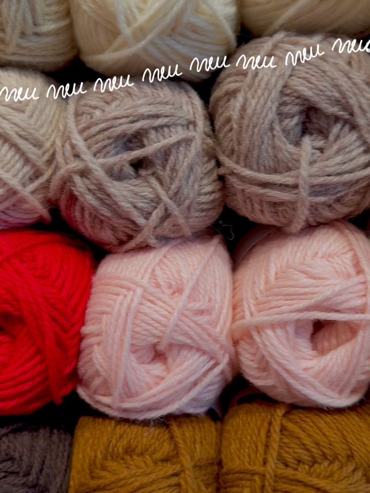 Neu bei uns im Regal: Atlas von @sandnesgarn
Die neue Garnqualität besteht aus 70 % norwegischer Lammwolle und 30 % Merinowolle. Eine schöne Kombination aus norwegischer Robustheit und weicher Tragbarkeit.
Das Garn hat eine tolle Struktur, ist angenehm leicht und lässt sich vielseitig einsetzen für eure Pullover, Westen oder Accessoires mit ein wenig Volumen.
Auf den Fotos seht ihr schon die ersten Farben, die wir im Laden haben, aber wir erwarten bald noch weitere.
Wir sind gespannt auf eure Strickideen. ️
Lauflänge: ca. 108 m / 50 g
Nadelstärke: 4 mm
Maschenprobe: 18 M
Projektideen: @sandnesgarn @petiteknit @majkenmaskar