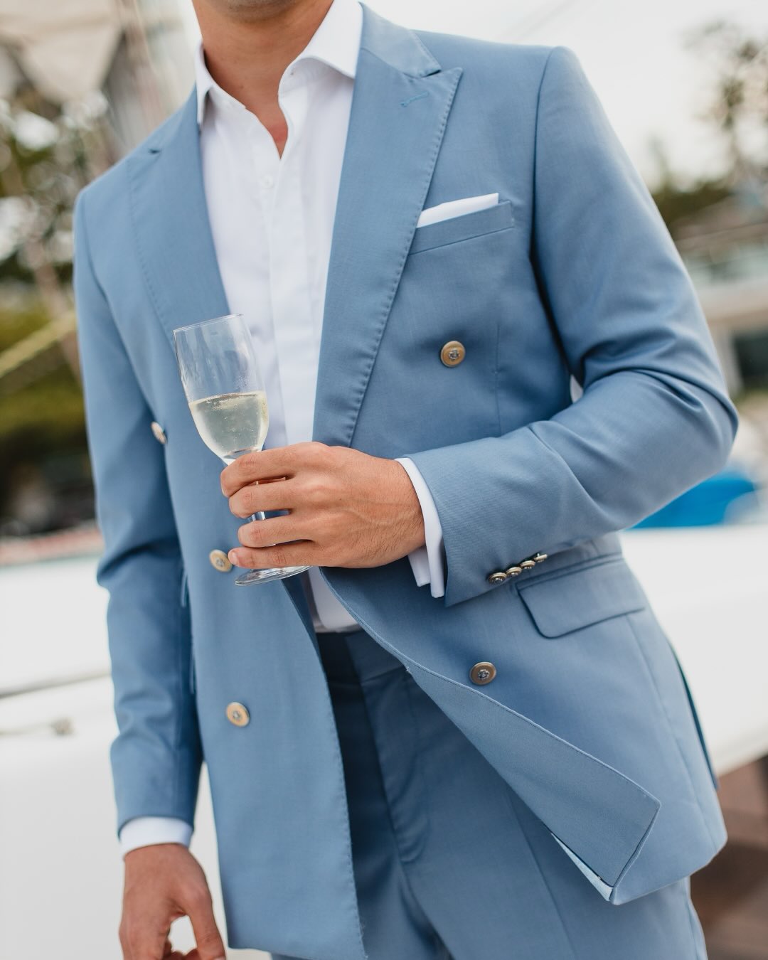 Um tom de azul claro que traduz elegância e leveza — perfeito para casamentos que começam durante o dia. Feito sob medida, esse terno Eduardo Guinle une sofisticação e estilo em cada detalhe.
Vestido @carolhungriaoficial
Terno @eduardo_guinle | @eduardoguinle
Joias @montecarlojoias
Maquiagem @julianarcprata
Fotografia @ronaldooliveirafotografia
Vídeo e edição @idofilmes | ojoaaovictor
Local @iateclubedoriodejaneiro
#EduardoGuinle #TernoSobMedida #TernoAzulClaro #NoivoEG #AlfaiatariaContemporânea #ElegânciaDiscreta #ModaMasculina #CasamentoElegante #Menswear