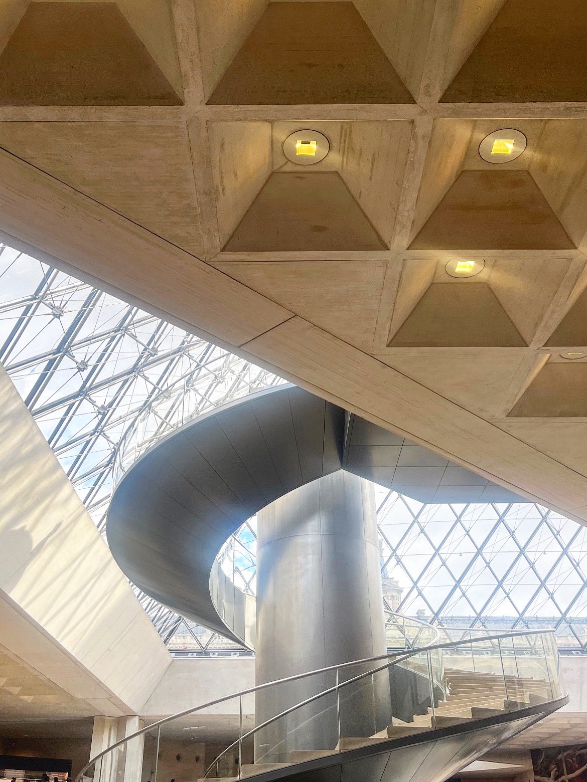 Courbes, verre et pierre…
Harmonie du Louvre sous la pyramide.
#architecture #louvre #pyramide #carrouseldulouvre