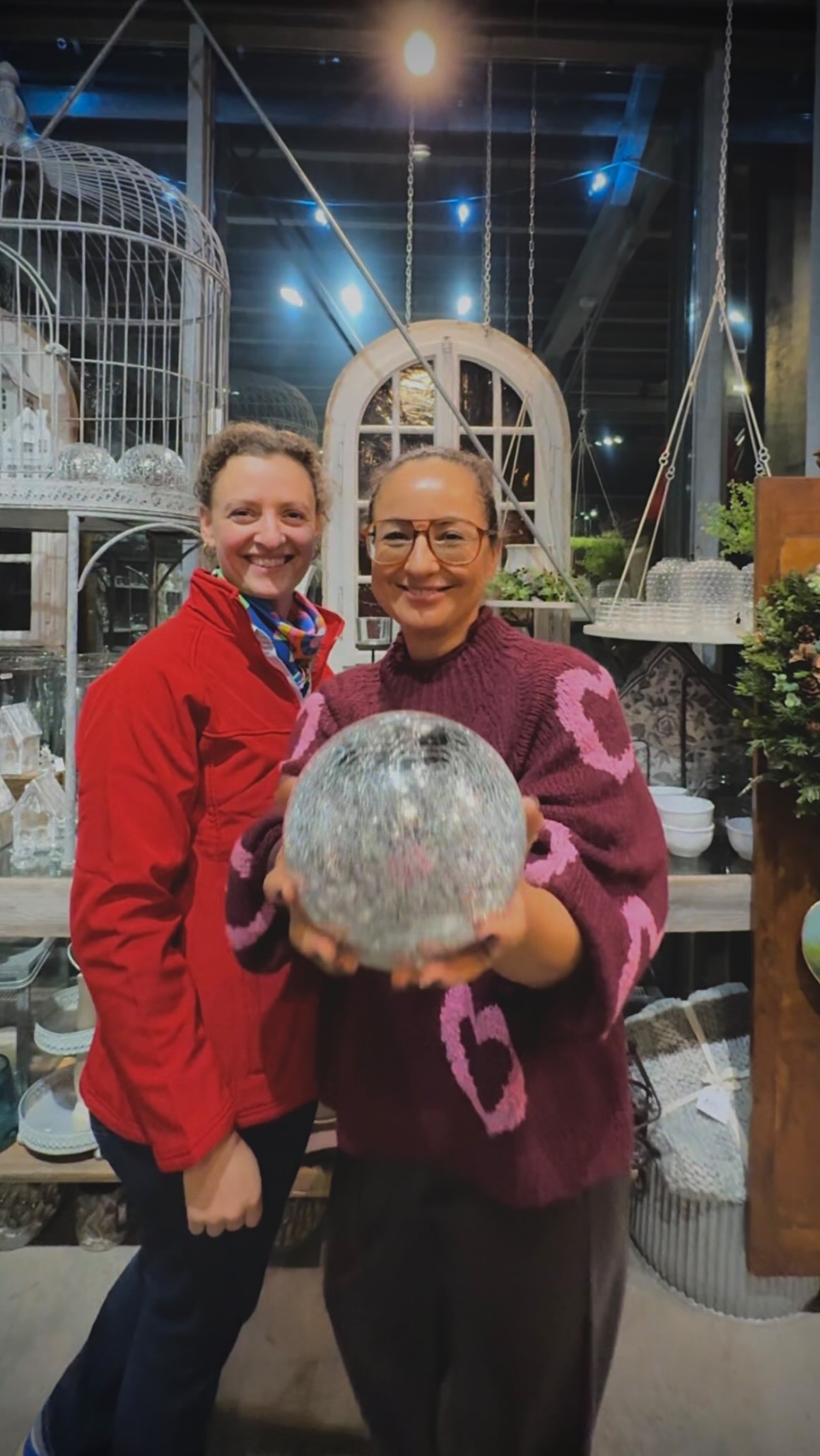 Wenn Weihnachtsdeko auf Trend-Sounds trifft
Eigentlich wollten wir mit @jessikakaya nur noch kurz fertig dekorieren. 😅
Überall glitzert, funkelt und duftet es –
zwischen Lichterketten, Sternen und Tannenzapfen verliert man hier ganz schnell das Zeitgefühl.
Unsere Regale sind gefüllt mit neuen Lieblingsstücken,
von klassisch-natürlich bis golden-glamourös – alles, was das Weihnachtsherz höher schlagen lässt. 🎄
Also, wenn ihr Lust auf gute Stimmung, Weihnachtsideen
und ein bisschen Markthallen-Chaos habt –
kommt vorbei und tanzt mit uns durch die Dekoabteilung.
#markthallewassmer #bodensee #weihnachtsgeschenke