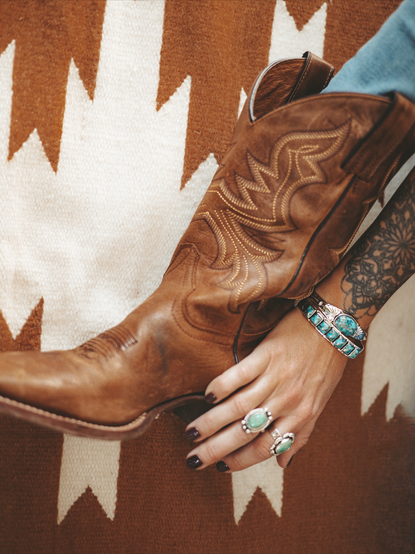 Les Vibes Wild Whispers en une photo ⚡️
Des santiags qui ont sillonné toutes les routes à nos côtés, les motifs ethniques dont on ne se sépare jamais et nos dernières créations @sonora.bijoux pensées comme des talismans pour écrire de nouvelles aventures avec vous ✨
La livraison est offerte chez @sonora.bijoux avec le code NOVEMBER.
On fonce la team 🚀
#bijoux #santiags #westernlifestyle #westernlifeandstyle #westernaccessories #westernjewelry