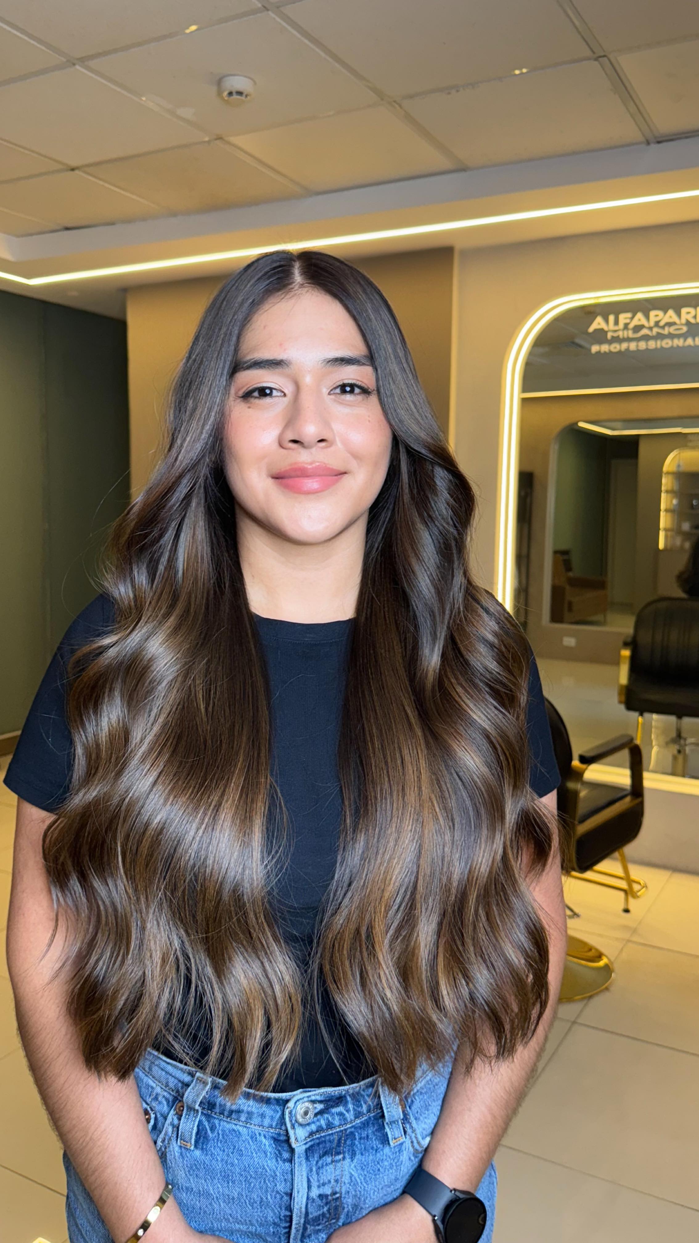 Sí, es posible brillar sin decolorar. ✨con @alfaparfmilanopro_panama
El Honey Glow es la fusión perfecta entre color, tratamiento y luz natural.
Una técnica diseñada para quienes quieren un cambio visible, radiante y sin comprometer la salud del cabello. 💛”
💬 Atrévete a transformar tu melena sin miedo.
Agenda tu diagnóstico personalizado y descubre tu tono Honey Glow.
📍 Jesús Tabarés Salón – Ciudad de Panamá
📲 Reserva tu cita hoy.
#salondebellezapanama #cambiodelook #byjesustabaressalon #panamacity #musadejesustabares #balayagehighlights #balayagepanama #blondehair #alfaparfmilano #sindecoloración