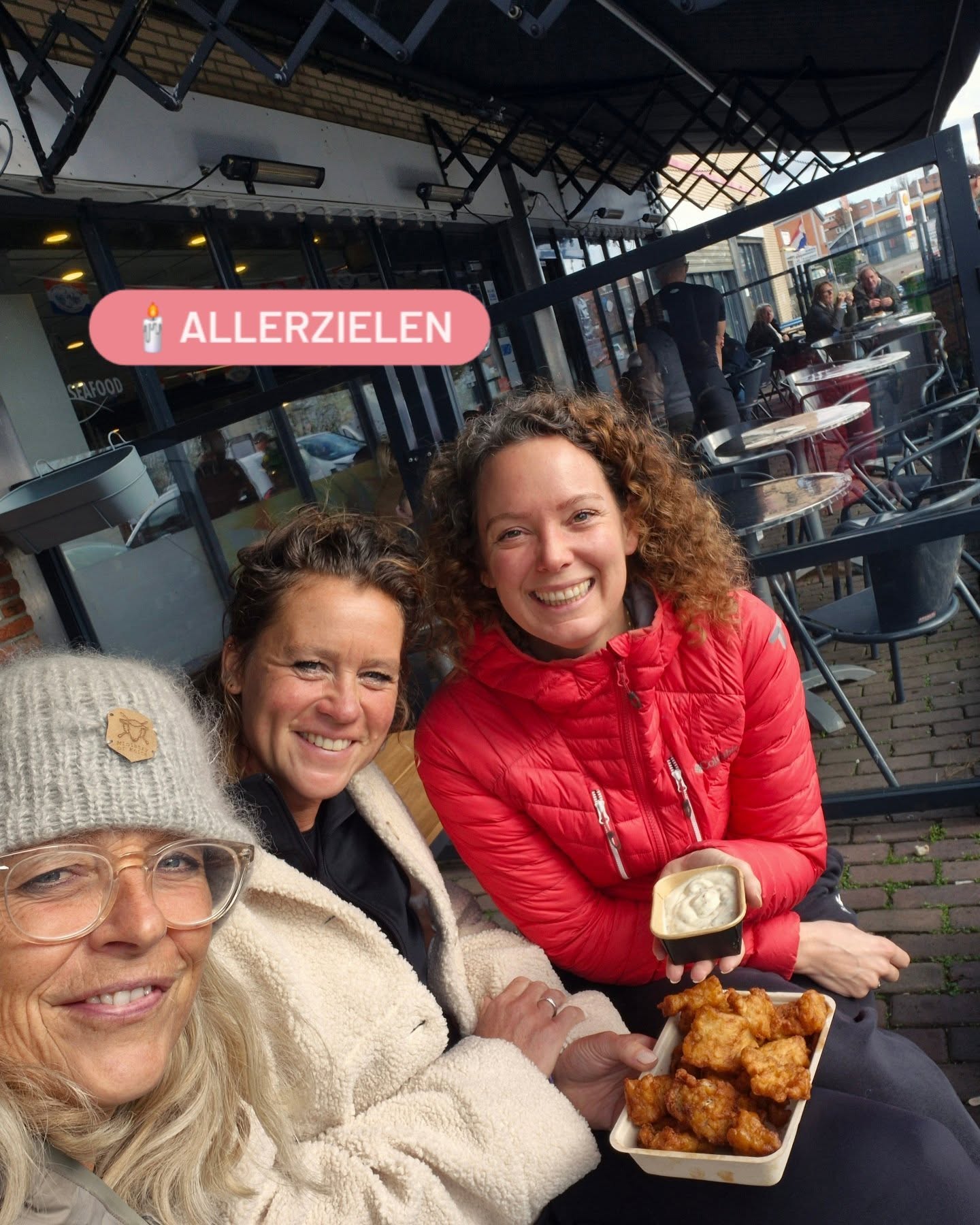 โค๏ธ๐ฉ๐ฎ๐ป ๐ต๐ฒ๐ฟ๐ฑ๐ฒ๐ป๐ธ๐ฒ๐ป ๐๐ผ๐ ๐ฝ๐๐๐๐ฒ๐น๐ฒ๐ป โ ๐๐ผ๐ด๐ฎ ๐ฑ๐ถ๐ฒ ๐ฏ๐ฒ๐๐ฒ๐ฒ๐ด๐
Foto 1๏ธโฃ: Ons ritueel van herdenken๐ฏโค๏ธ
Foto 2๏ธโฃ: Nog even in de Nederlandse duinen. Vanaf volgende week in Portugal (met Anne-Marieke als masseur) en La Palma (met Fem als deelneemster). Deze weken zijn vol, check de 2026-data: www.yogametsuus.nl/agenda (link in bio).
Foto 3๏ธโฃ: Jaren geleden leerden we elkaar kennen tijdens Yoga & Zeilen (Anne-Marieke) en de Griekse week (Fem). Nu zoveel meerโฃ๏ธ
Foto 4๏ธโฃ: Yoga beweegt...stukje bij beetje.
Tot de volgende beweging.
๐
www.yogametsuus.nl/agenda
(link in bio).
#yogadiebeweegt #yogareizen #yogavakantie #yogaretreat #yogainspiratie #yogaverbinding#yogametSuus #portugalyoga #lapalmayoga