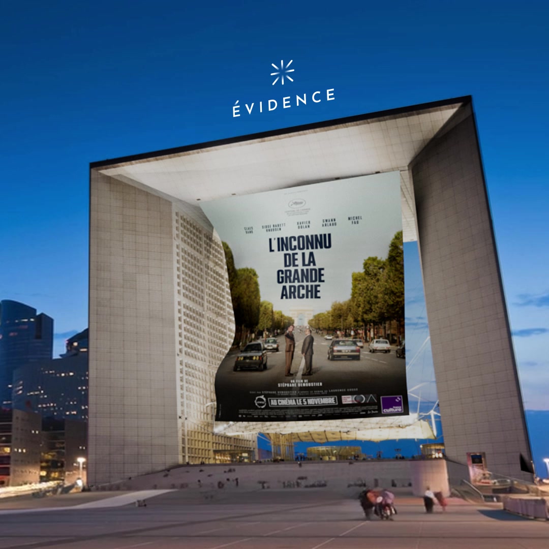 Depuis 10 ans, ÉVIDENCE travaille entre le Louvre et La Défense. La Grande Arche fait partie de notre décor quotidien, au point que nous avons cessé d'y prêter attention.
Jusqu’au jour où nous découvrons "La Grande Arche", le livre de Laurence Cossé.
Une histoire de grandeur, d’absurde, d’utopie, de destin brisé. Un thriller politico-financier. Une capsule des années Mitterrand et des années 80, la décennie où nous avons grandi.
À l’été 2024, grâce à Paris La Défense, nous rencontrons Muriel Meynard, Sarah Egry et le réalisateur Stéphane Demoustier, qui souhaitent porter cette histoire au cinéma. S’associer au projet devient alors… une évidence. Un pari audacieux pour un "petit" cabinet de conseil.
Après 18 mois de gestation (et même quelques apparitions en figuration !), nous assistons avec émotion à la sortie du film L’Inconnu de la Grande Arche, aujourd’hui dans les 250 meilleurs salles obscures de France.
Le film magnifie cette histoire. Le cinéma permet de faire ressentir, d’incarner, de partager. La mise en scène de Stéphane Demoustier est précise et sensible. Claes Bang y offre une interprétation remarquable, entouré d’un casting d’exception : Xavier Dolan, Swann Arlaud, Sidse Babett Knudsen, Michel Fau (inoubliable en Mitterrand). Ce qui frappe, c’est la fidélité au réel : l’histoire est déjà incroyable, nul besoin d’en faire plus.
Cette critique, c’est la nôtre mais elle rejoint celle de la presse. Alors on souhaite à Stéphane et à toute l’équipe le succès qu’ils méritent.
Souhaitons également que ce film remette La Grande Arche et La Défense au cœur de l’imaginaire collectif. Que l’on redécouvre ce lieu emblématique, ce patrimoine national.
Courrez dans les salles et faites-nous part de vos meilleures critiques…🎬