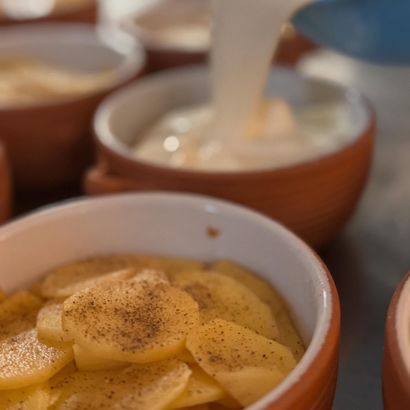 Ça matin, nous préparons les gratins dauphinois et la saucisse de Toulouse pour le repas d’aujourd’hui.
On se laisse tenté ?
Sur place ou à emporter : 0955816141