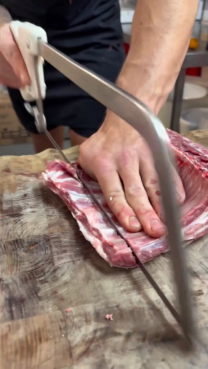 An absolute classic and your next Sunday roast…
Rack of Lamb 🐑 😍
#foodies #stayhungrywokingham #butchersofinstagram #knifeskills #butchers #meatilicious #sundayroast #sundayfunday☀️ #autumnaldishes