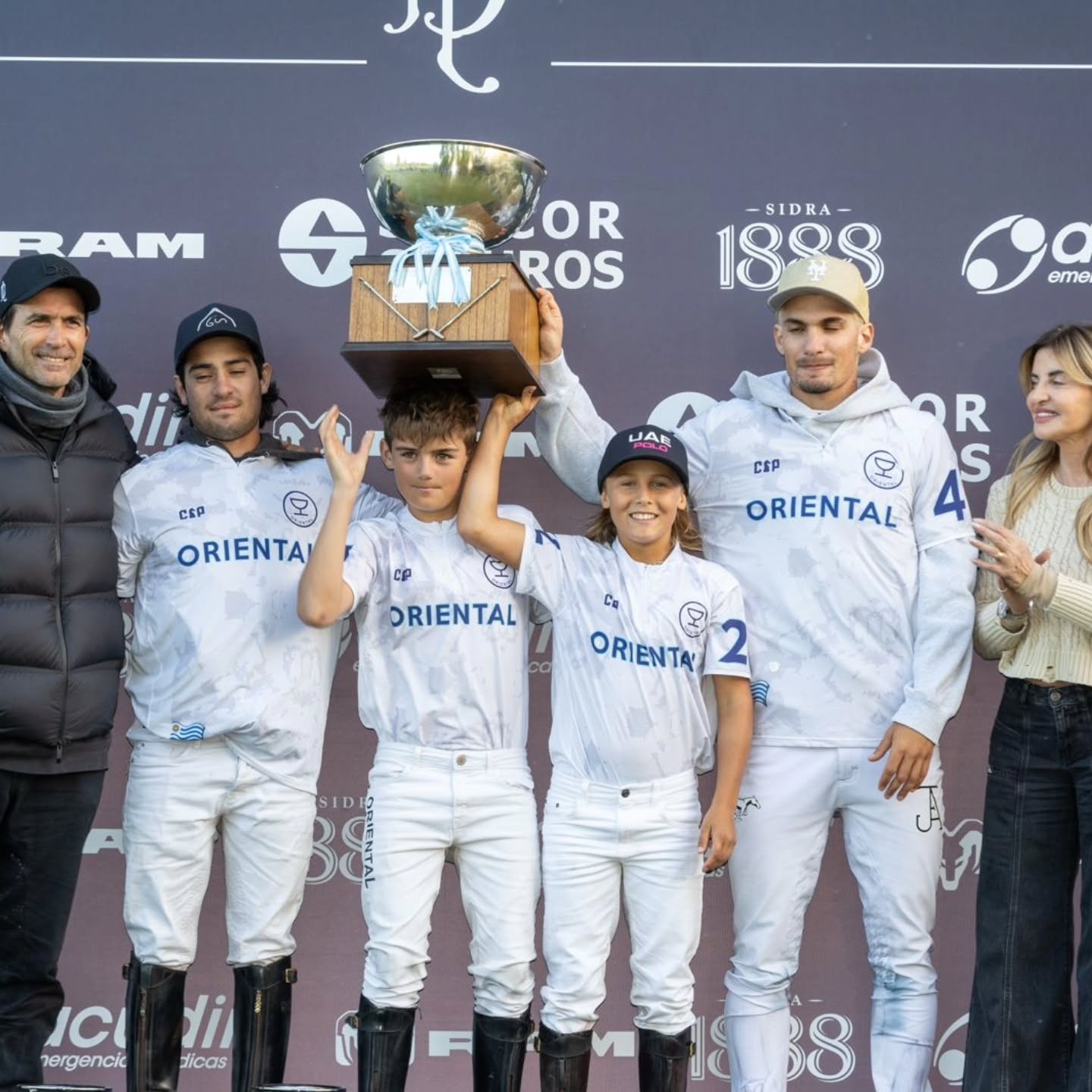 La tradicional Copa Zafiro que se juega en La Dolfina con el apoyo de la Municipalidad de Cañuelas,quedó en manos de UAE Cria Oiental .
📸 @ramirezsportphotos
@municanuelas
@marisafassi
@zulma_luna1
@ladolfinapoloteam
@ladolfinapoloranch
@ladolfina.poloranch
@ladolfinacria
#siemprepolo
#somospolo
#veniaverpolo
#vivielpolo
#sentielpolo
#revistapololive
#triplecorona2025
