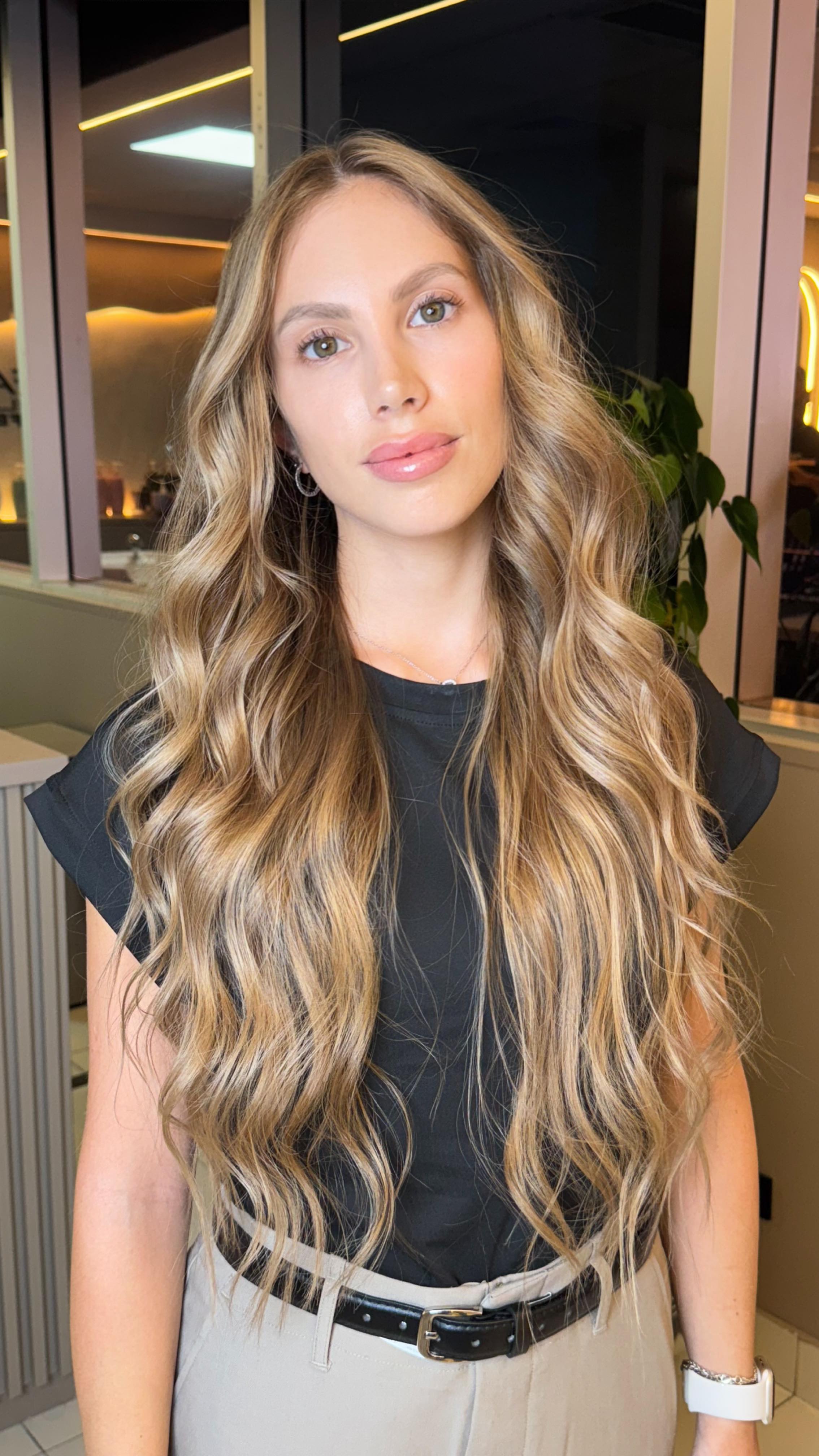 “Descubre el secreto del Vanila Glow sin decoloración: una técnica innovadora que preserva la salud del cabello y logra un brillo espectacular. Apréndelo en nuestra próxima masterclass y lleva tu técnica al siguiente nivel” @alfaparfmilanopro_panama
Musa : @gabi.soto
#VanilaGlow #SinDecoloración #TécnicaInnovadora #CuidadoCapilar #MasterclassJesúsTabarés #salondebellezapanama #cambiodelook #byjesustabaressalon #balayagepanama #blondehair #alfaparfmilano #musadejesustabares