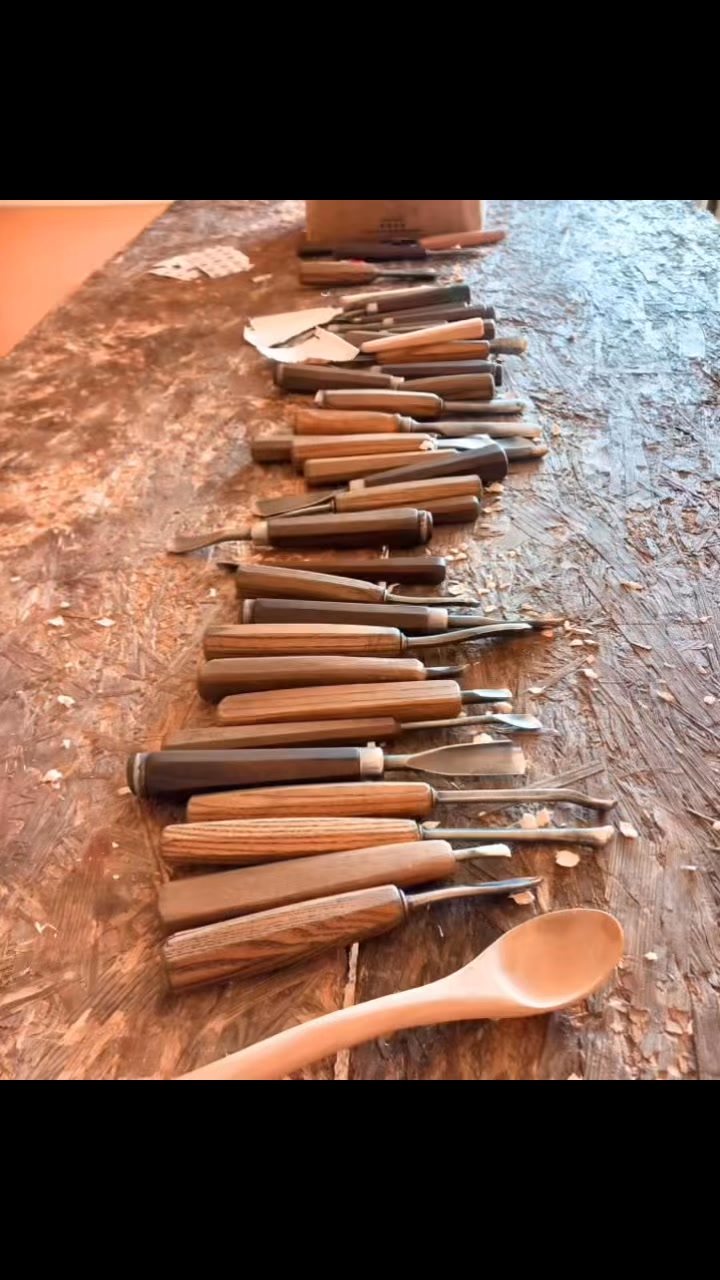 Žáci objevují radost z ruční práce.
Páťáci vyráběli dřevěné lžičky, šesťáci meče na rytířskou slavnost a osmáci nože s koženým pouzdrem. Každý úder kladiva i každý ohyb kůže vede k trpělivosti, soustředění a tvořivosti.
Práce se dřevem i kovem propojuje smysly, fantazii i řemeslnou zručnost.
Děkujeme Marku Vodičkovi za jeho trpělivý a inspirující přístup k práci, umění i lidem, s nímž žáky celým procesem provedl.
#skola #prace #lacerta #znojmo