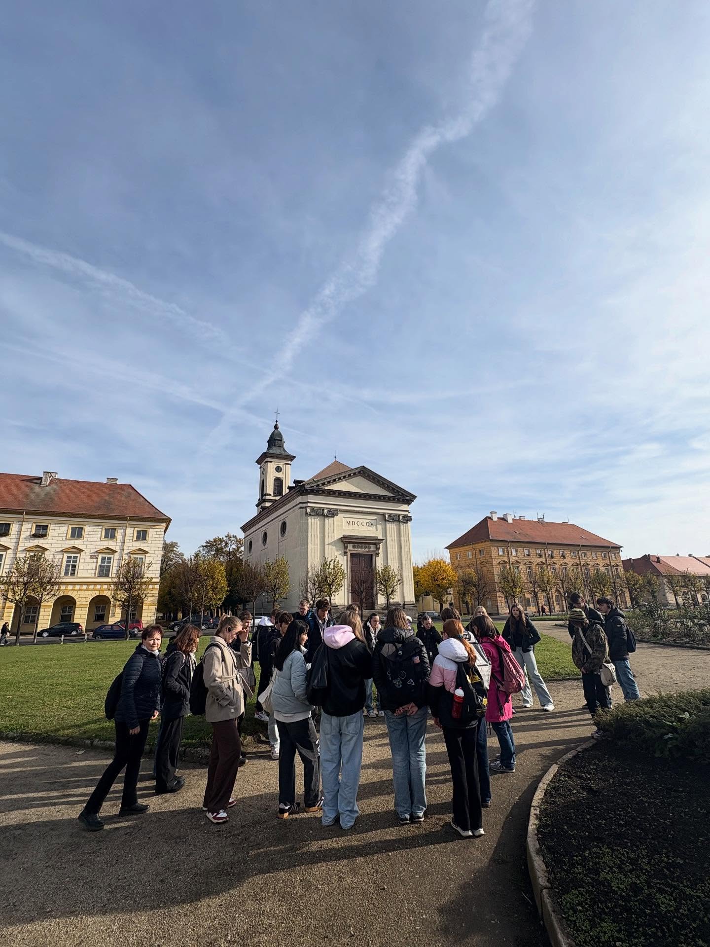 Žáci 2.A a 2.B se dnes zúčastnili celodenní exkurze v Památníku Terezín. Dopoledne navštívili Muzeum Ghetta a Magdeburská kasárna, kde se zaměřili především na každodenní život Židů v ghettu. Odpoledne se přesunuli do Malé Pevnosti, ve které byli internováni političtí vězni. Procházení pevnosti, která byla dějištěm ponurých historických událostí, žákům jistě rozšířilo obzory.
✡️