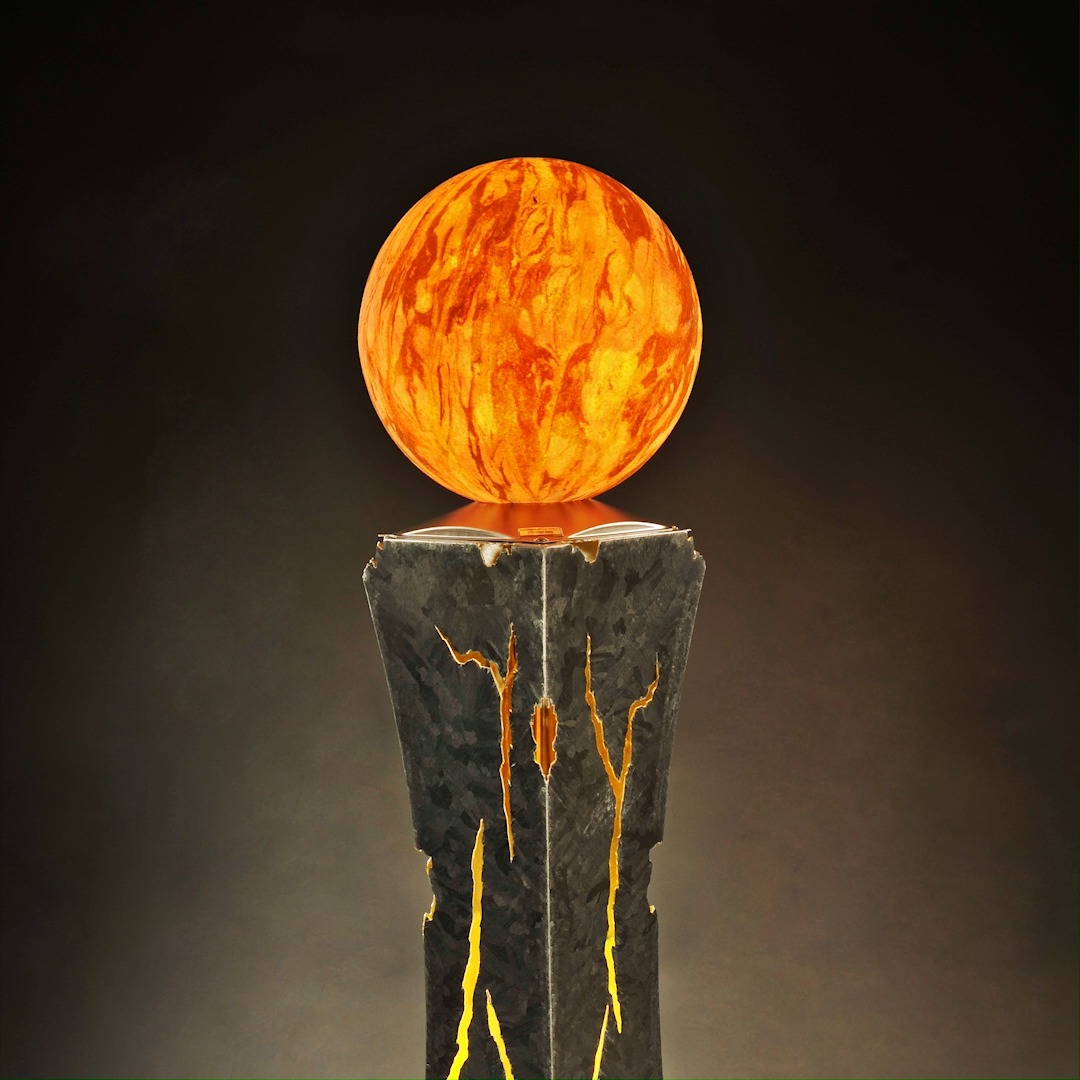 Kunst trifft Licht! ✨
Seht euch diese elegante Dekosäule an, die von Metallkunst Völkl meisterhaft gefertigt wurde. Gekrönt wird sie von unserer Epstein Sahara Kugel mit Edelstahlfuß. 👑
Hier vereint sich das Beste aus zwei Welten: Feinstes Kunsthandwerk trifft auf stimmungsvolles Manufaktur-Licht.
Das Ergebnis ist ein leuchtendes Kunstwerk, das für eine unvergleichliche Atmosphäre im Wohnraum sorgt.
Ein riesiges Kompliment an Herrn Völkl für diese tolle Arbeit! Wenn ihr ein Faible für einzigartige Designobjekte habt, schaut unbedingt auf seiner Website vorbei, um mehr seiner Kunstwerke zu entdecken:
https://www.metallkunst-voelkl.de
#epsteinleuchten #MetallkunstVölkl #Kooperation #MadeInGermany #Manufaktur #Kunsthandwerk #Lichtdesign #Gartendesign #Gartenleuchte #Lichtobjekt #Kunstobjekt #Garteninspiration #Dekosäule #Leuchtkugel #SaharaKugel #Handmade #InteriorDesign #GroeberMannheim #LinzAmRhein