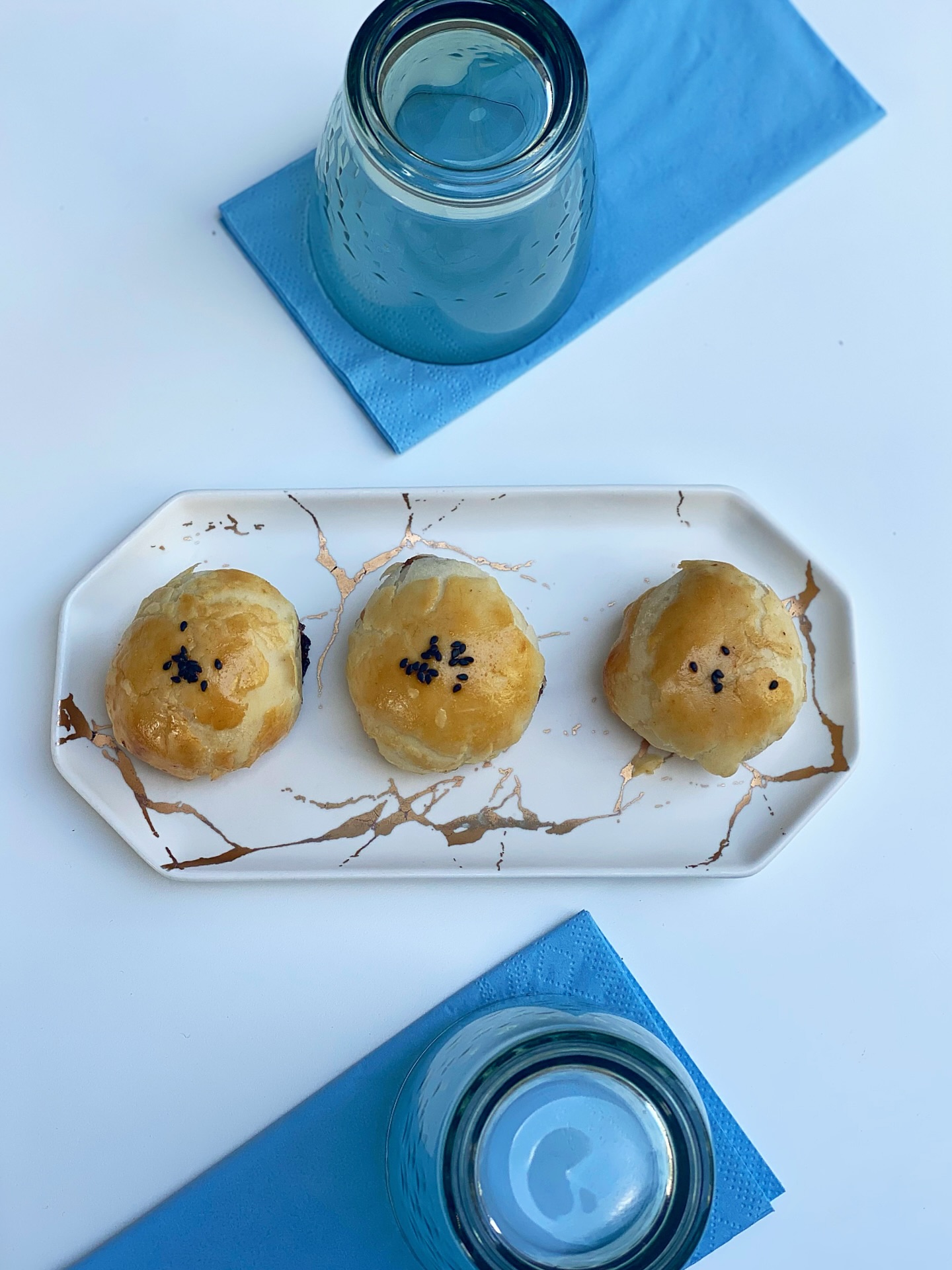 Proof that good things come in threes (and flakey layers)🥮✨
Already tried our savory mooncakes?
Tricky to make & only here at 外滩 39!😎