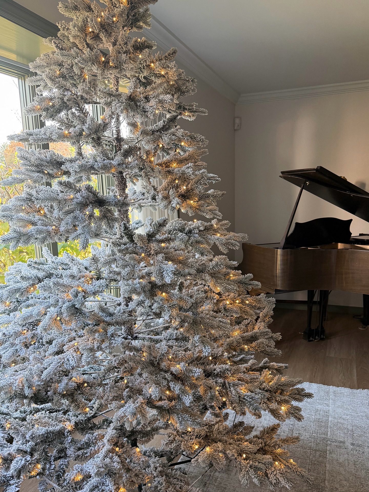 Are you team Christmas after Halloween or Christmas after Thanksgiving? We got a new tree from my favorite @kingofchristmas and I just couldn’t wait to set it up. I wanted a more natural looking tree for our front room this year and this Rushmore Flock did not disappoint! Now I need to pull a Kim K and find someone who can come play holiday music on the piano every morning leading up to Christmas. 😂
@kingofchristmas, #kingofchristmas, #ad #gifted