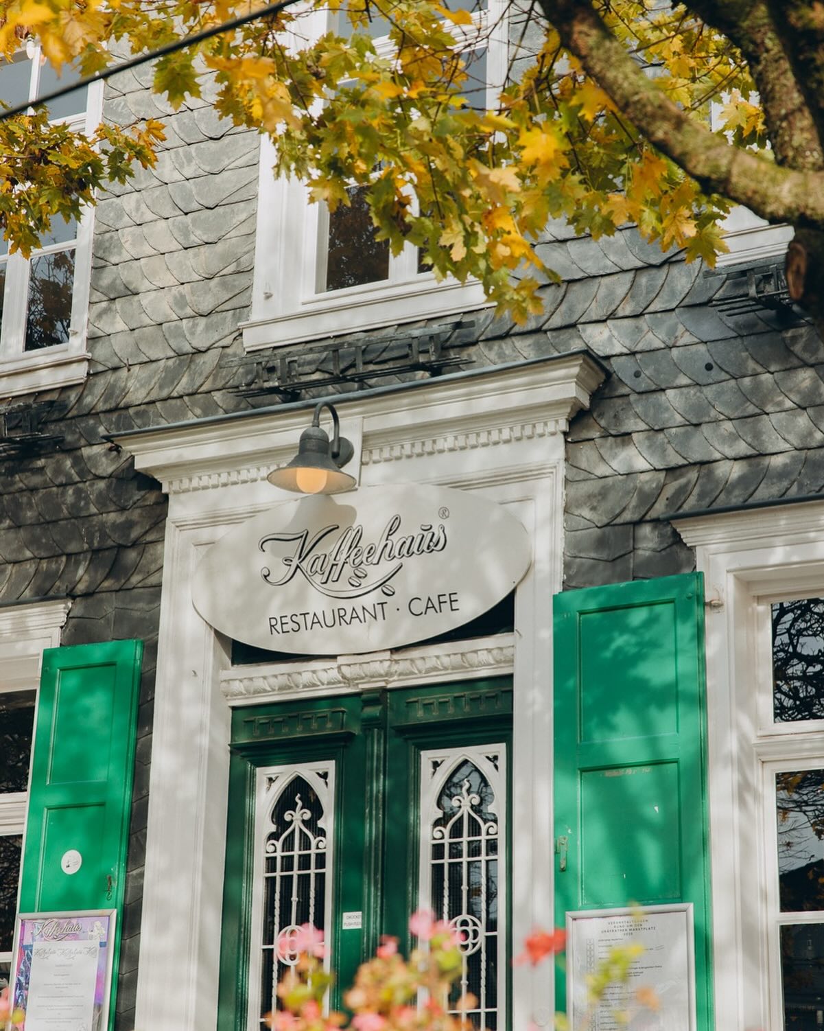 Endlich #goldenerherbst
Wir öffnen unsere Terrasse täglich ab 12 Uhr.
#kaffeeindersonne
#herbstgeniessen
#gräfrath
📸@lisalewiin