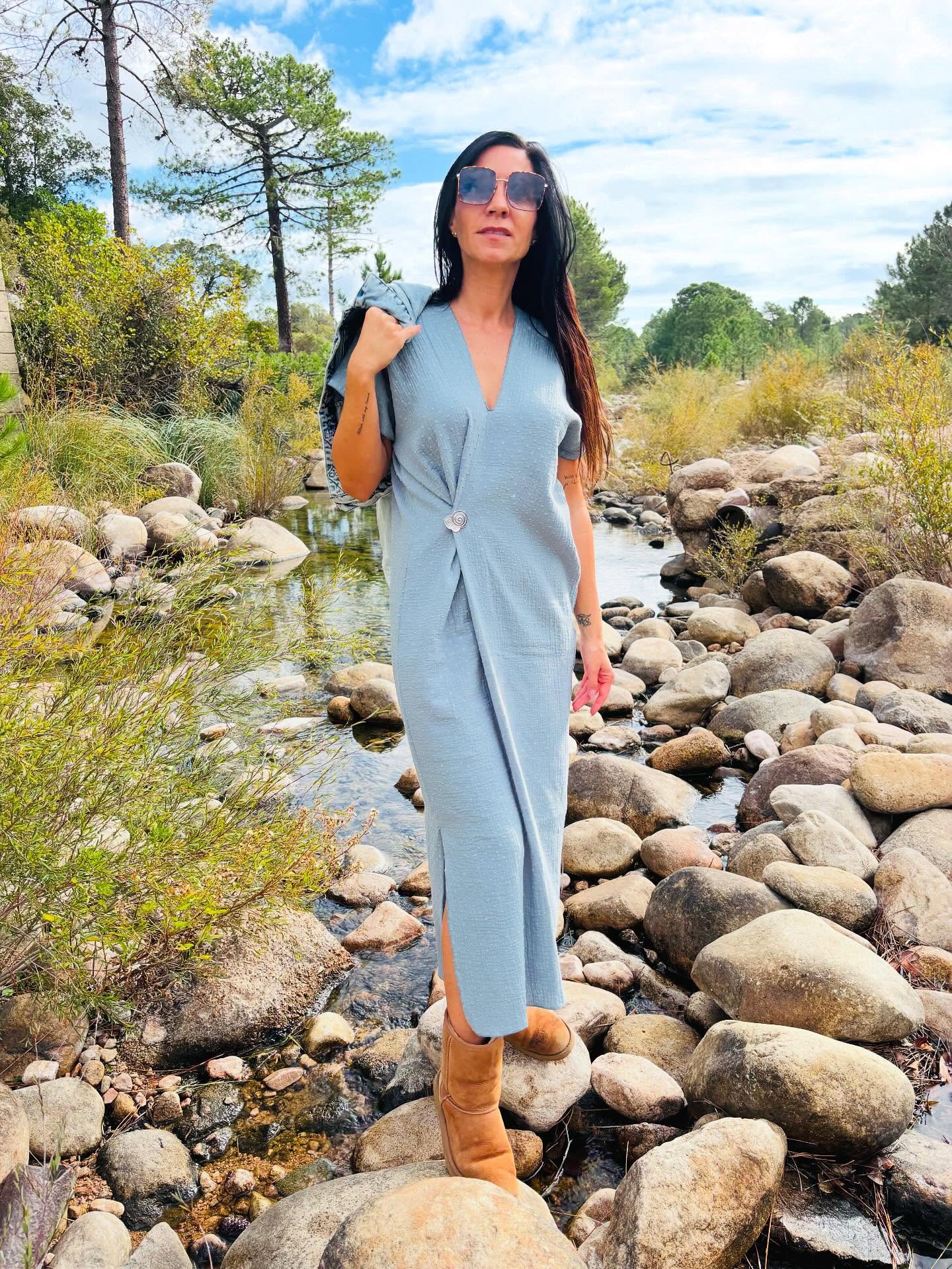 La robe Mer’ fille, l’ indispensable pépite à avoir dans sa garde robe…
longue, courte, printemps, été , automne, avec sa simplicité, sa douceur, son confort, ses couleurs différentes vous transportent dans un quotidien de prêt à porter qui vous ressemble.
Motif plumetis gris bleu 🦋
#faitmain #modethique #nature #douceurdevivre #corse