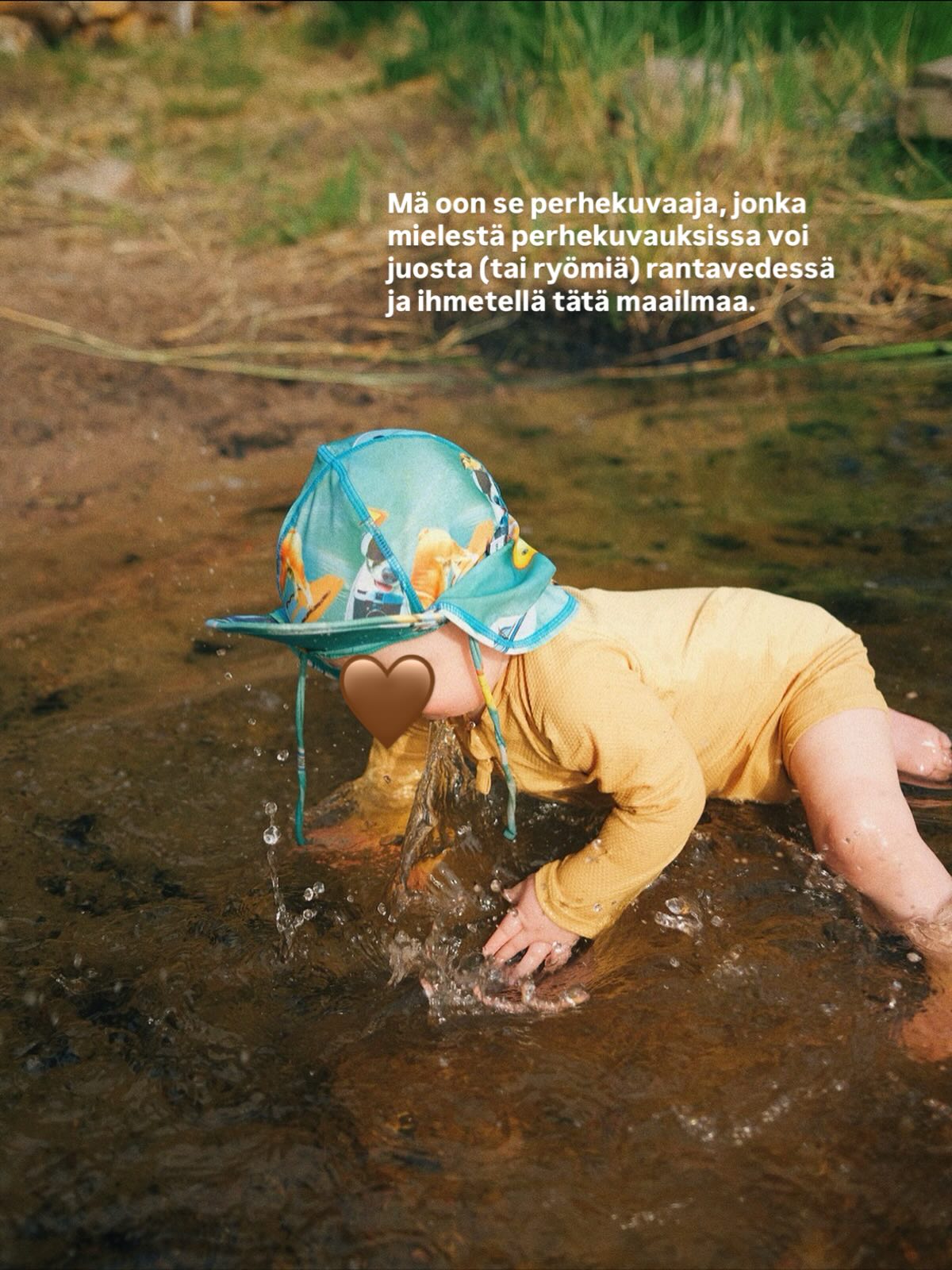 Jos sä haluat täydellisiä kuvia, missä lapset seisoo nätisti rivissä ja hymyilee kameralle, mä en oo oikea kuvaaja teille.
Mä en pyydä mun asiakkaita hymyilemään tai edes katsomaan kameraan jos ei siltä tunnu. En oo ikinä osannut innostua sellaisesta tosi asetellusta kuvasta.
Mä oon se perhekuvaaja, jonka mielestä perhekuvauksissa voi juosta (tai ryömiä) rantavedessä ja ihmetellä tätä maailmaa. Mm. sitä mun dokumentaariset perhekuvaukset on ja siitä mä aidosti innostun! Koska mä uskon, että me halutaan vuosien päästä muistaa millaista se meidän arkinen tavallinen elämä oli. 🤌🏻
#perhekuvaussalo #perhekuvausturku #perhekuvaajaturku #dokumentaarinenperhekuvaus