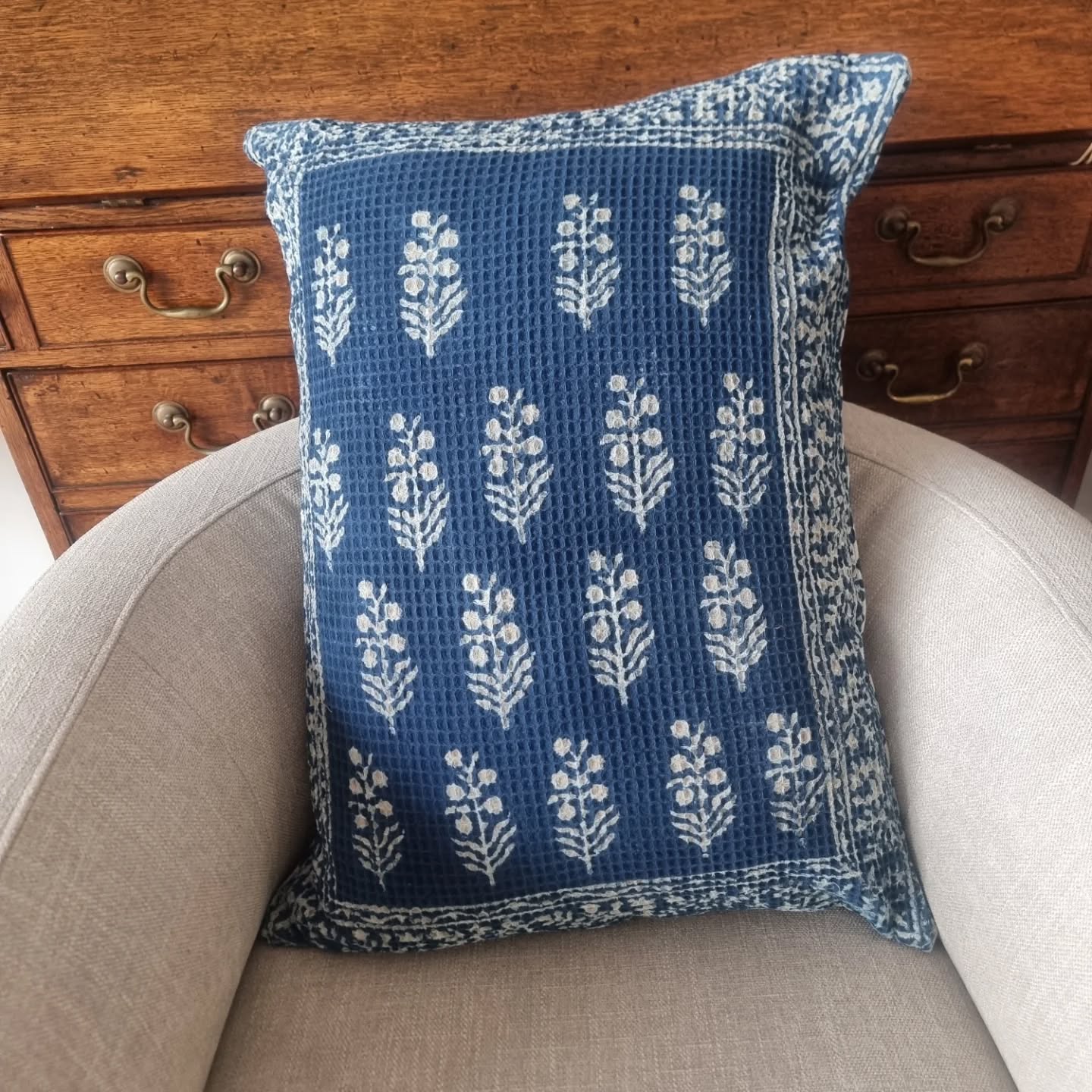 My waffle weave indigo bagru blockprinted fabric I made @studiobagru is now a cushion thanks to @heritagetextiles in Jaipur. Taking pride of place with other blue and white treasures on my balcony.
@studiobagru
@anaprinta
@heritagetextiles
#indigobagru
#indianblockprinting
#blockprinted
#indigodyeing